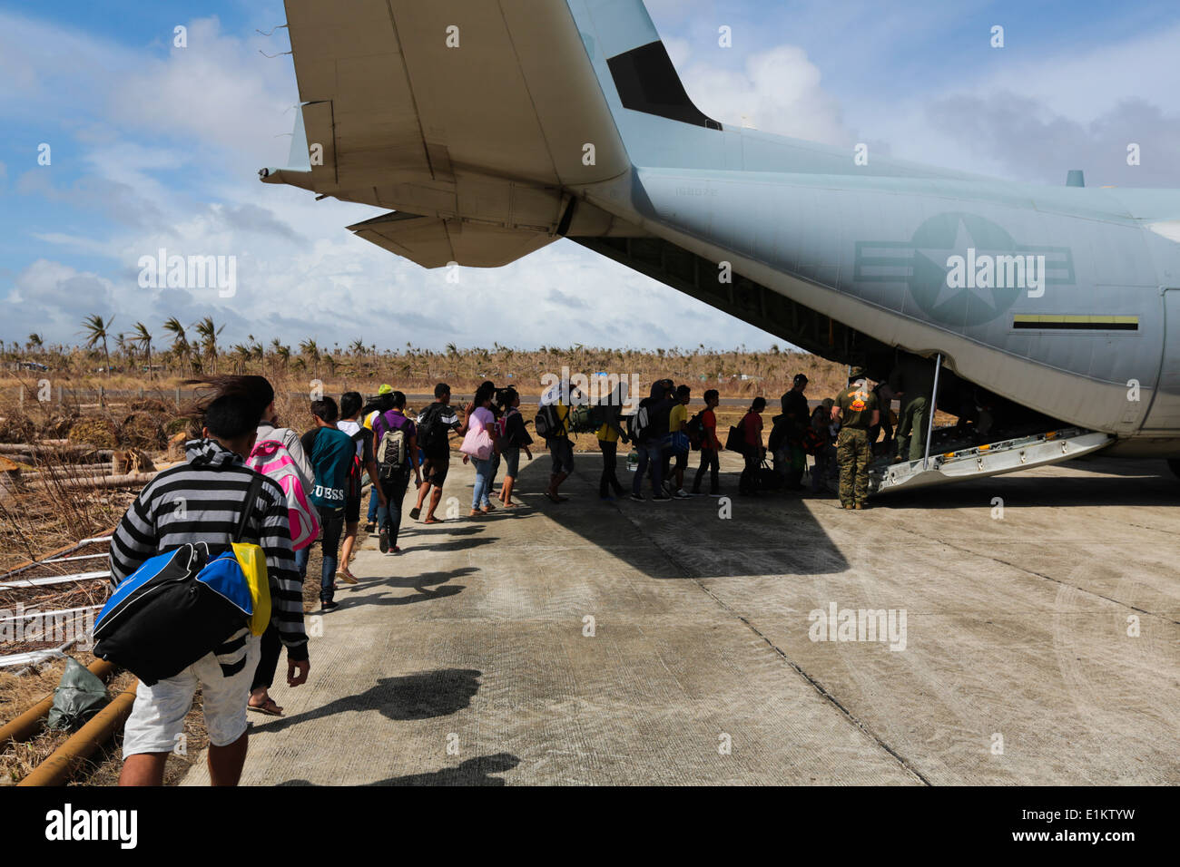 Philippine cittadini colpiti dal tifone Haiyan bordo un U.S. Marine Corps KC-130J Super Hercules aeromobile in Guiuan, Filippine Foto Stock
