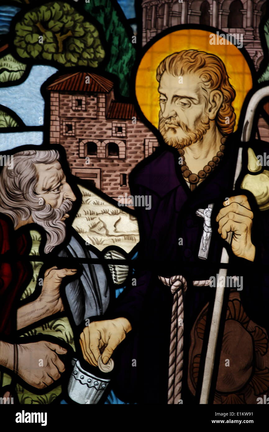 Il vetro macchiato in Saint-HonorŽ d'Eylau chiesa : Saint Benoît"t Labre, patrono dei poveri e pellegrini Foto Stock