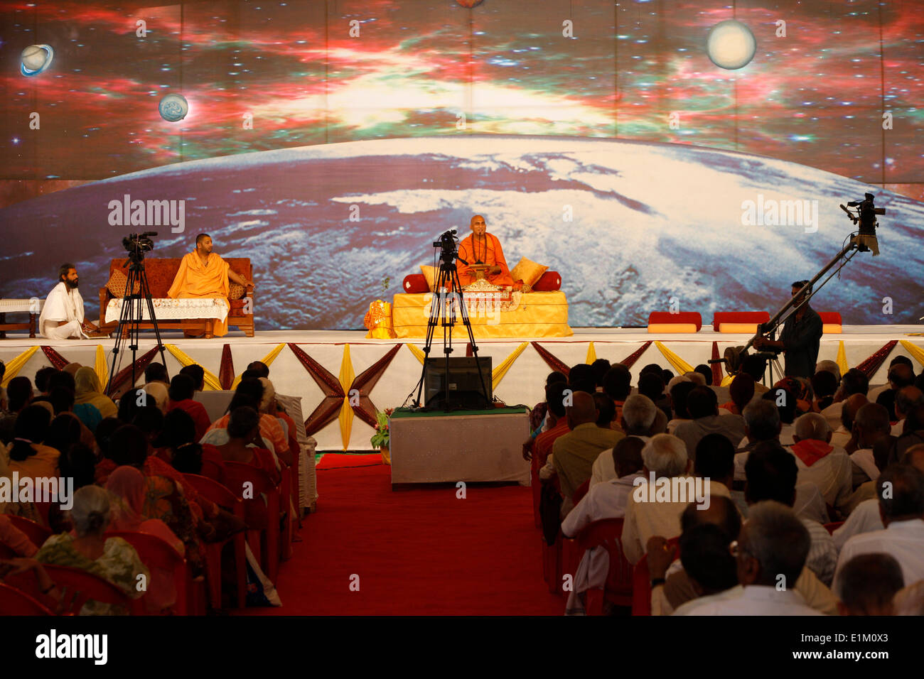 Il leader spirituale di Swami Avdeshanand Giri dando una lezione nella sua akhara in Kankhal durante il Kumbh Mela Foto Stock
