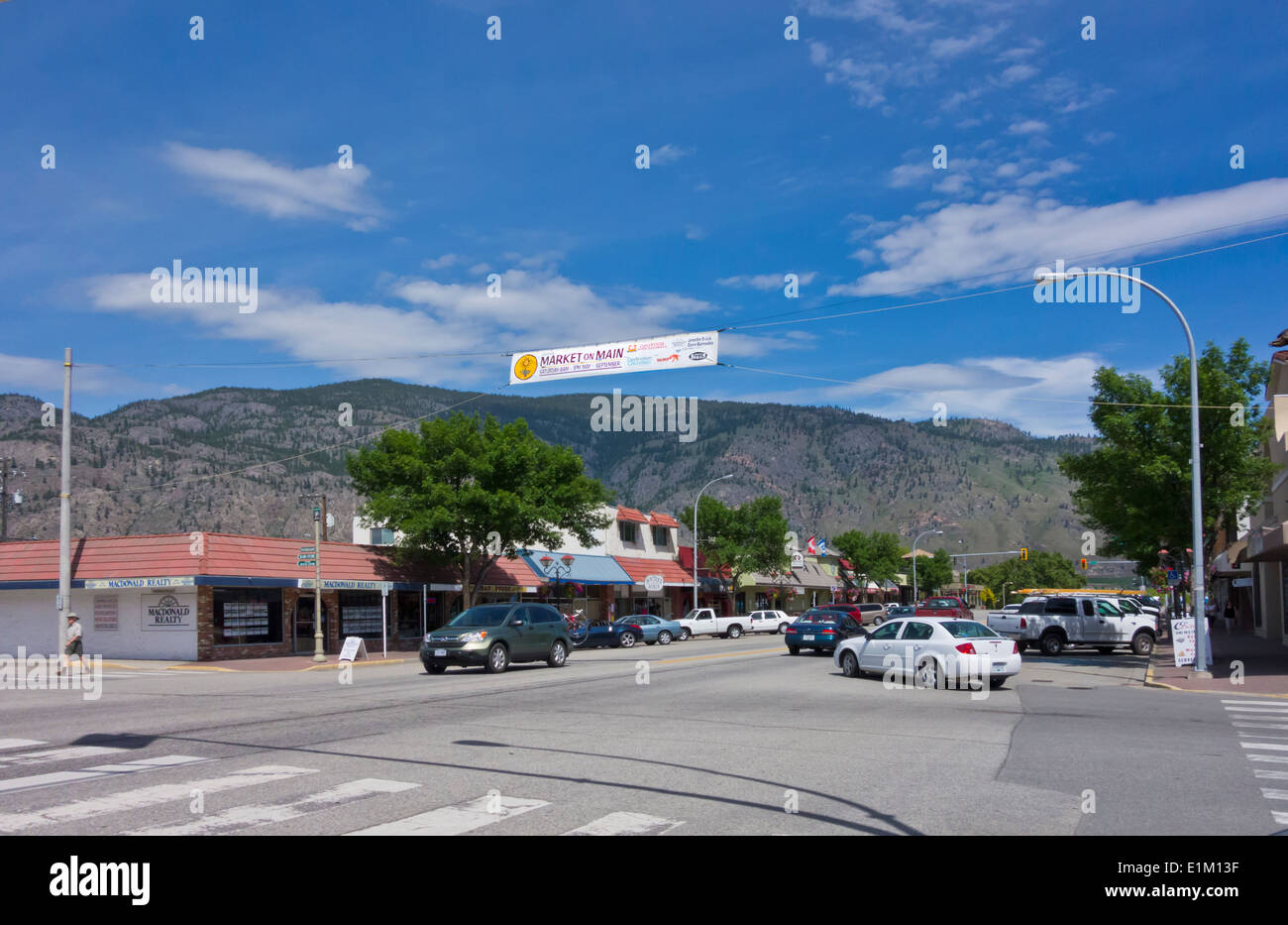 Strada principale del piccolo Sud Okanagan città di Osoyoos, British Columbia, Canada. Negozi, magazzini, ristoranti e posti auto. Foto Stock