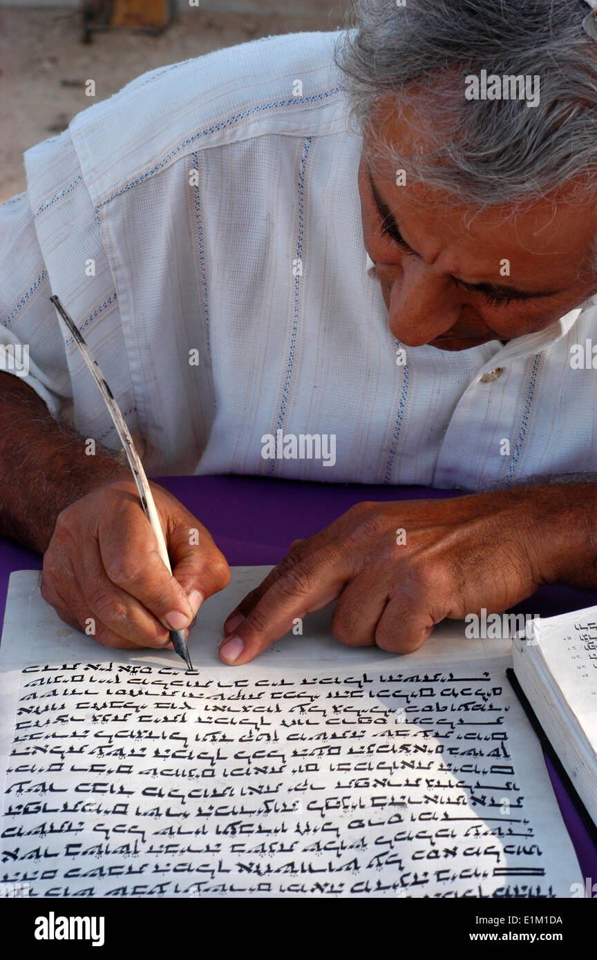 Torah scribe copiando la Torah Foto Stock
