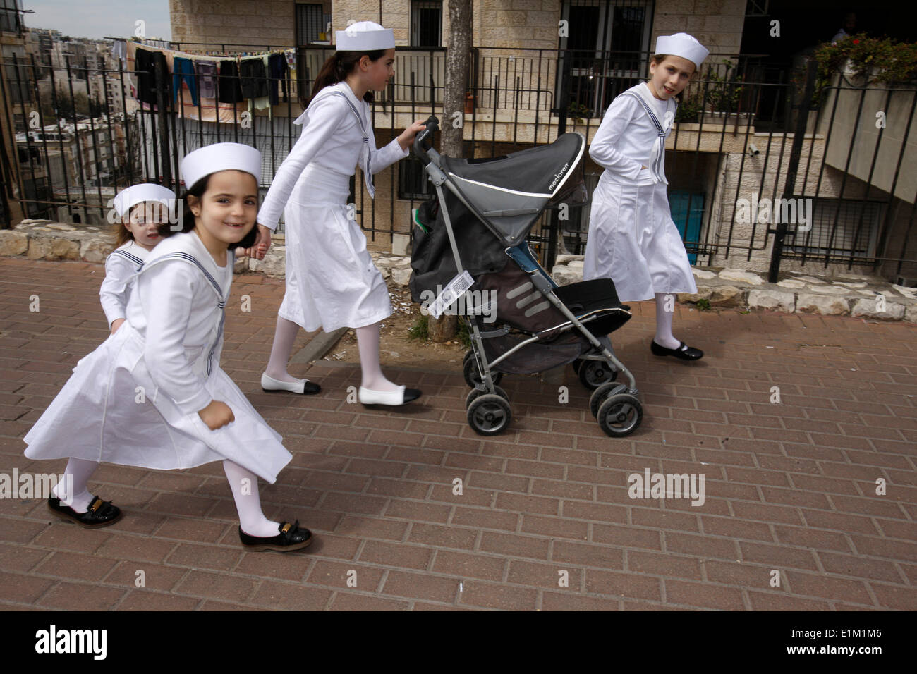 Bambini ebrei celebrare la festa di Purim a Gerusalemme Foto Stock