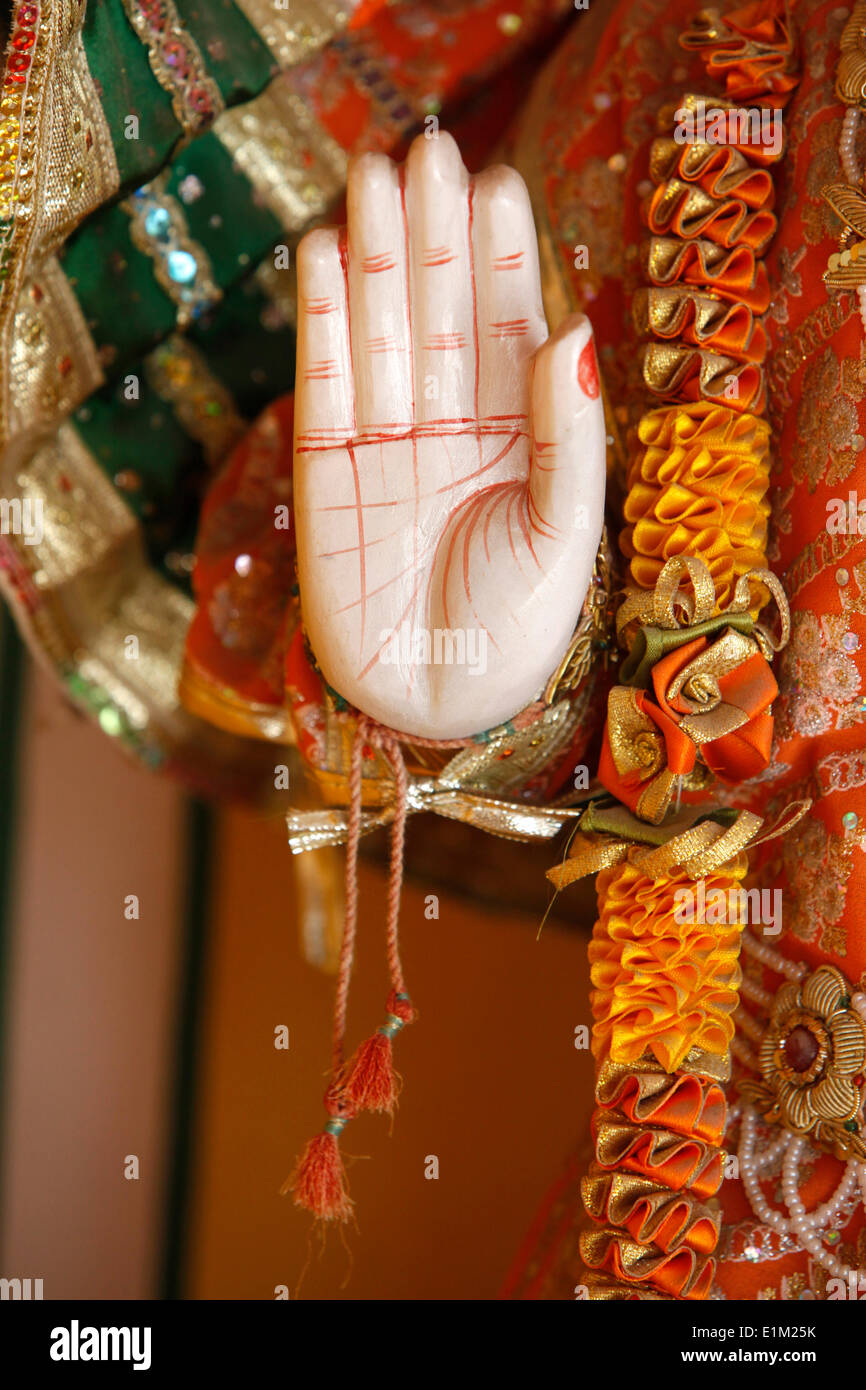Dettaglio di una statua in Lakshman temple, Rishikesh : Abaya Hasta (benedizione mano) Foto Stock