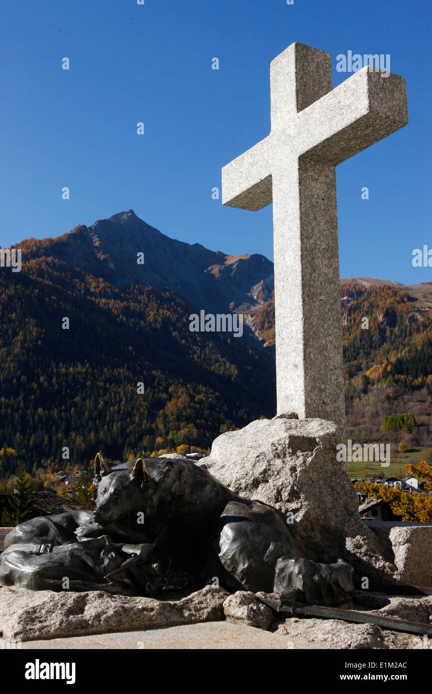 Croce e della statua di montagna cane guida Foto Stock