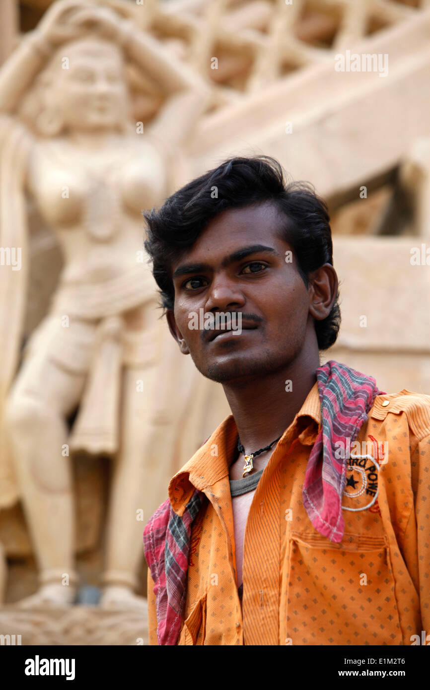 Indian operaio in un tempio Jain Foto Stock