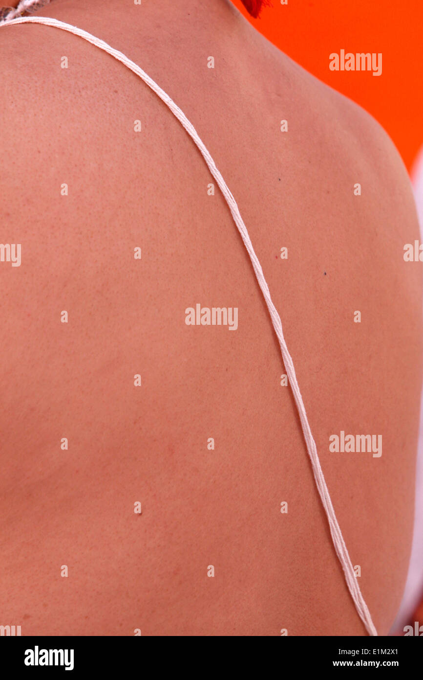 Sacerdote bramino di thread che indica la sua alta casta Foto Stock