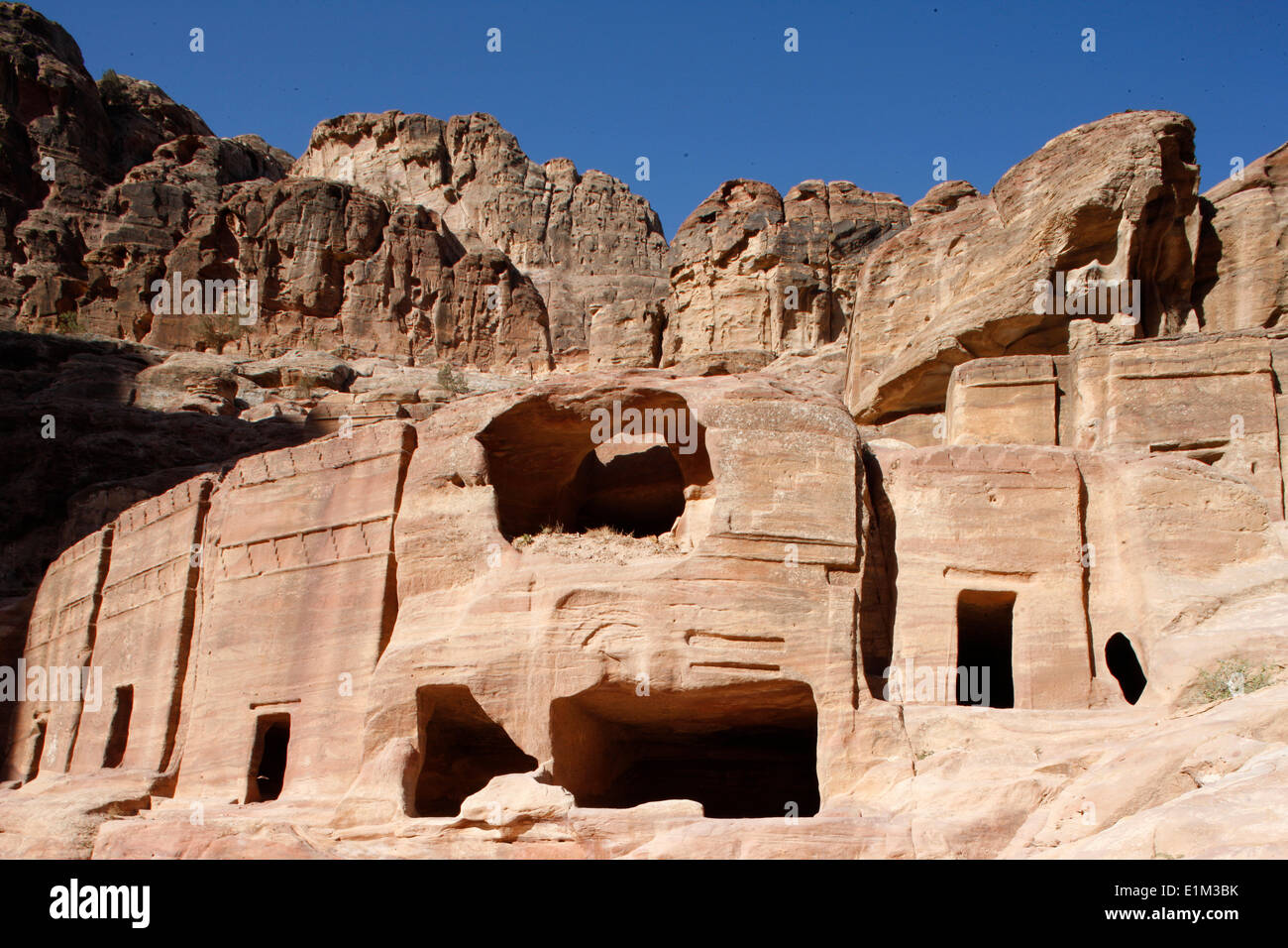 Petra sito archeologico: rock-cut Nabatean tombe Foto Stock