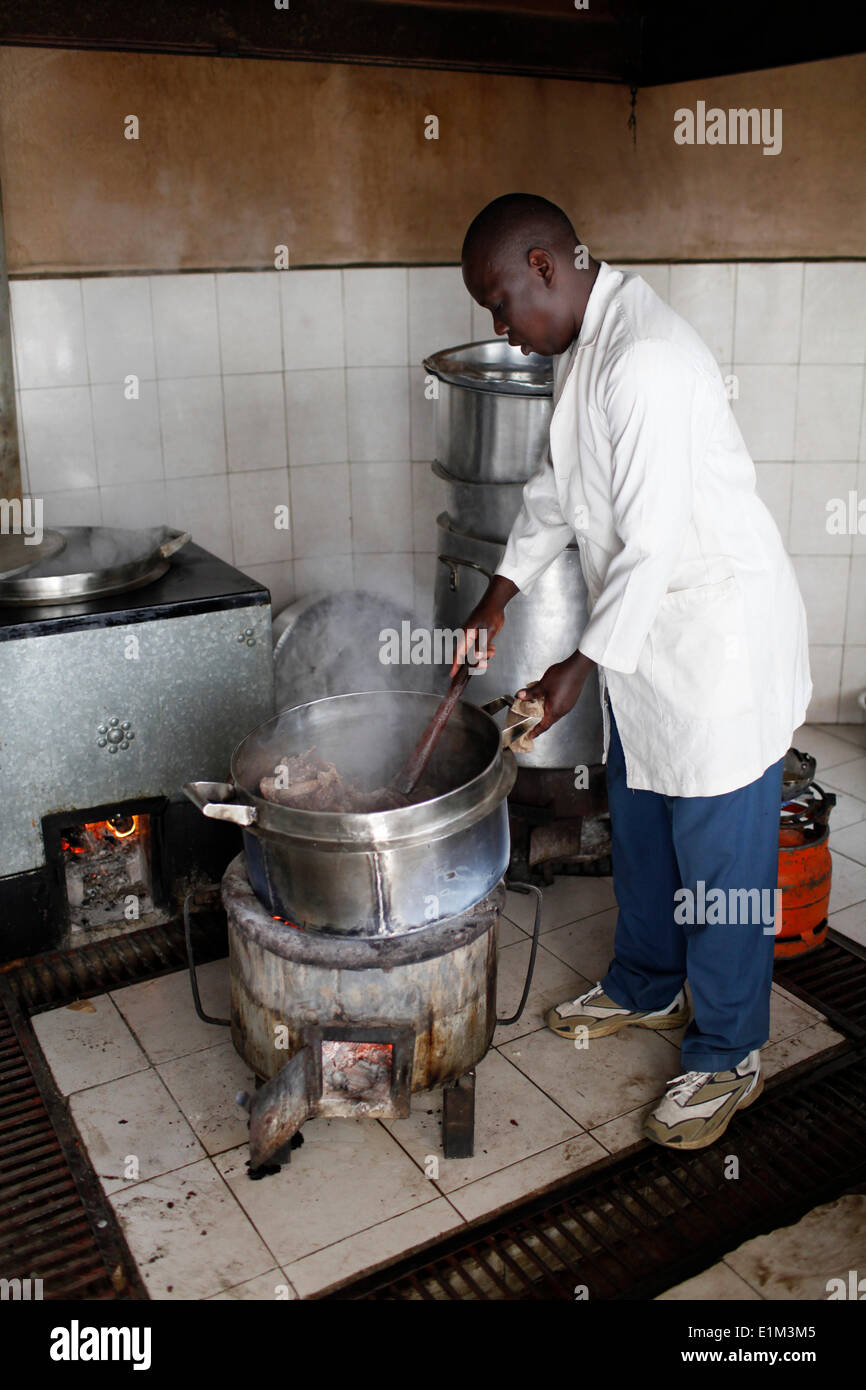 OVC (gli orfani e i bambini vulnerabili) alimentazione di programma eseguito da WOFAK (donne lotta all Aids in Kenya). Preparazione di pasto Foto Stock