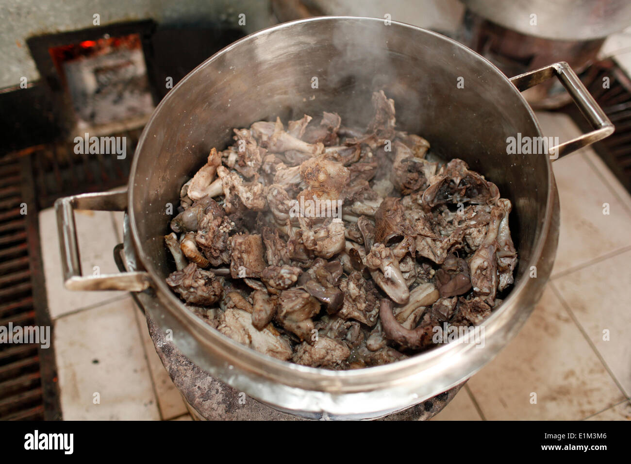 OVC (gli orfani e i bambini vulnerabili) alimentazione di programma eseguito da WOFAK (donne lotta all Aids in Kenya). Preparazione di pasto Foto Stock