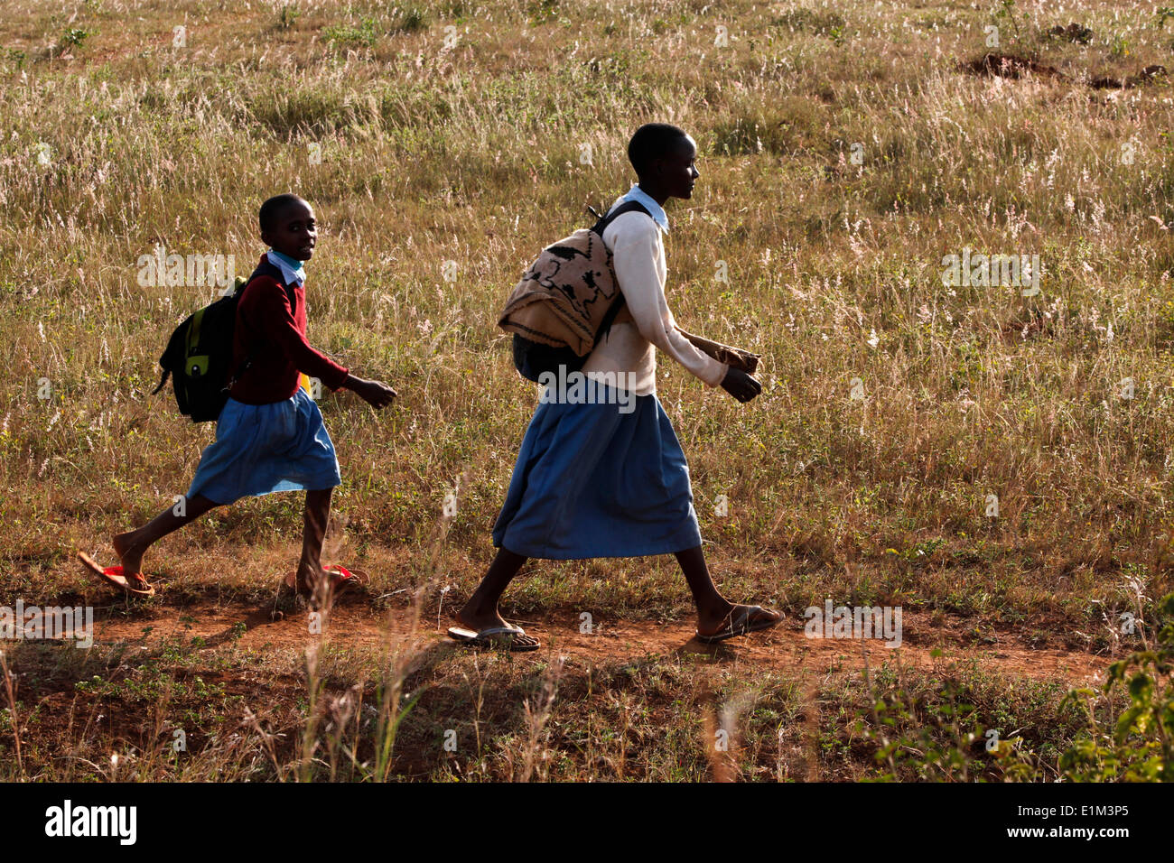 I bambini tornando a piedi dalla scuola Foto Stock