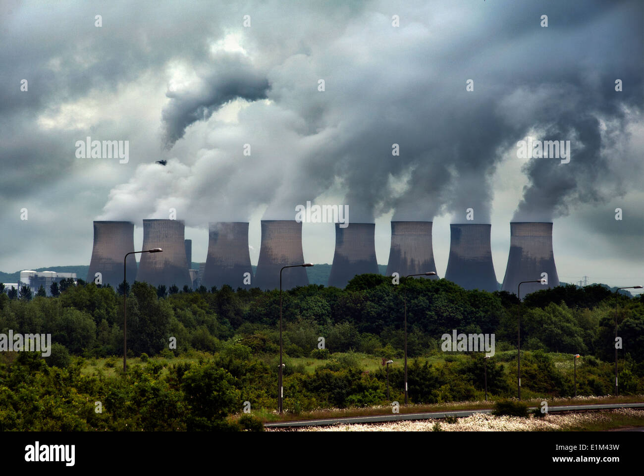 Ratcliffe-su-Soar Power station, Nottingham, Inghilterra,UK visto da una strada 50. Giugno 2014 Foto Stock