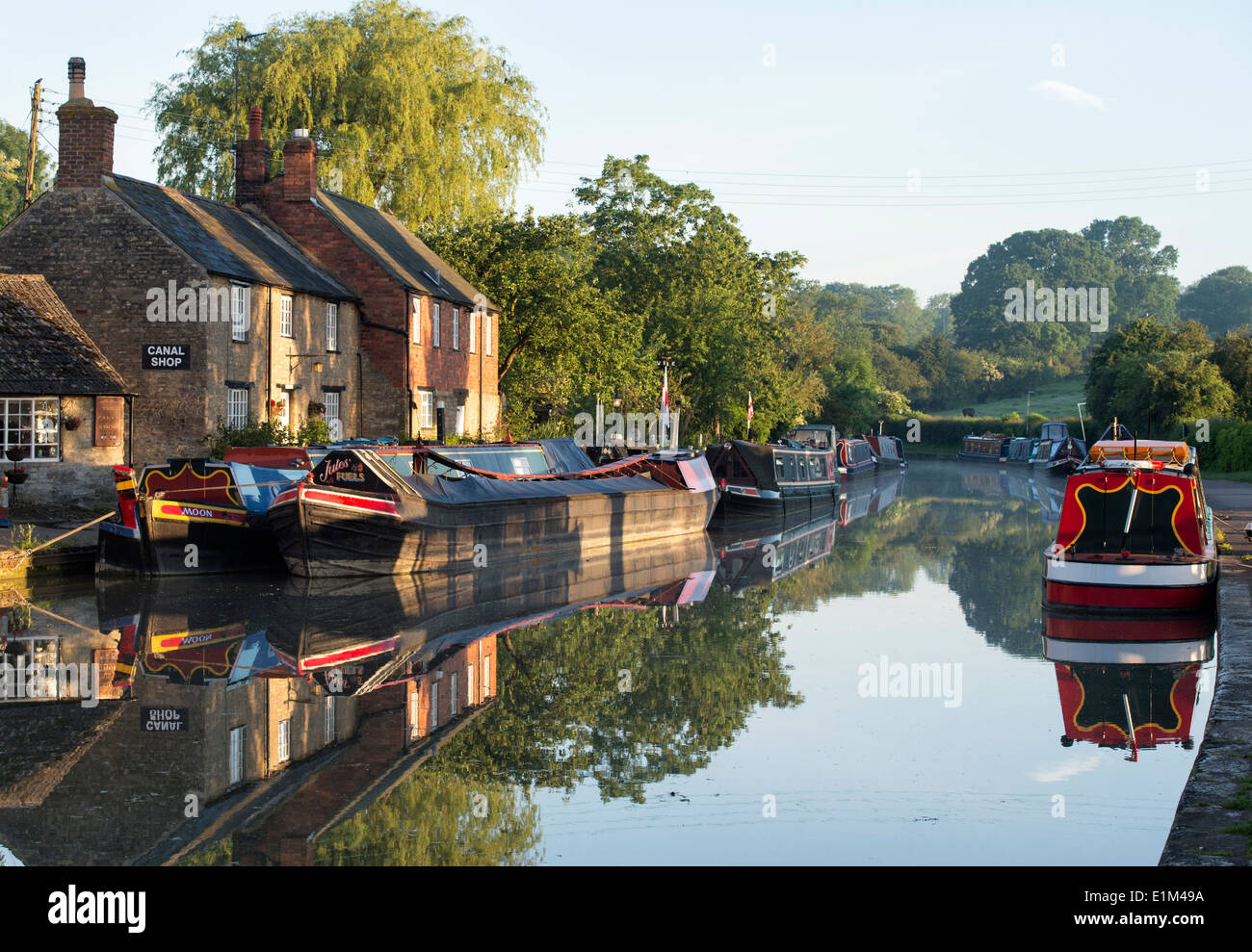 Narrowboats sul Grand Union Canal at Stoke Bruerne nelle prime ore del mattino. Northamptonshire. Inghilterra Foto Stock
