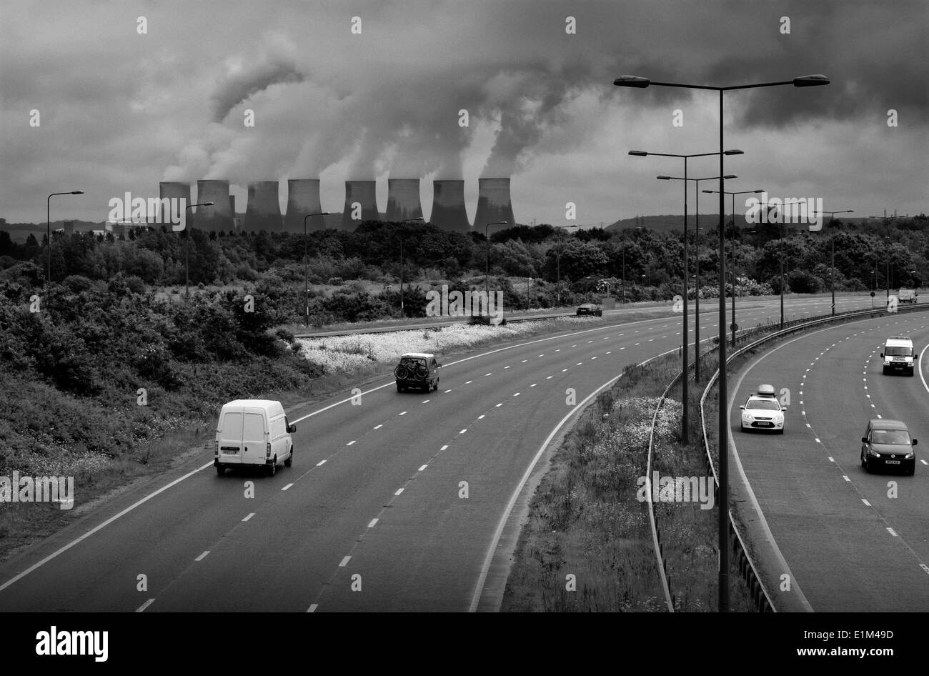 Ratcliffe-su-Soar Power station, Nottingham, Inghilterra,UK visto da una strada 50. Giugno 2014 Foto Stock