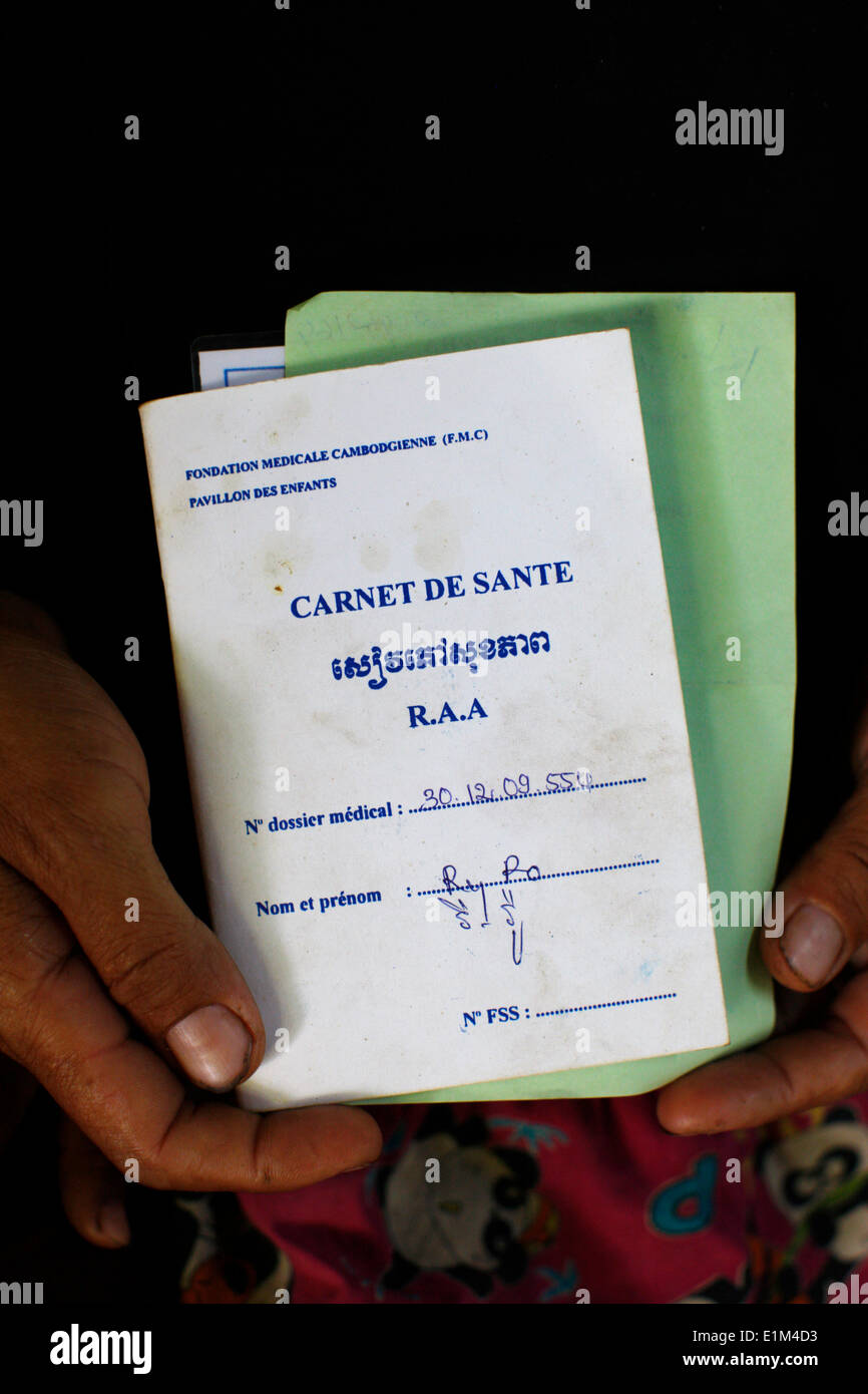 Per i bambini in ward Phnom Penh ospedale cardiaco Health record Foto Stock
