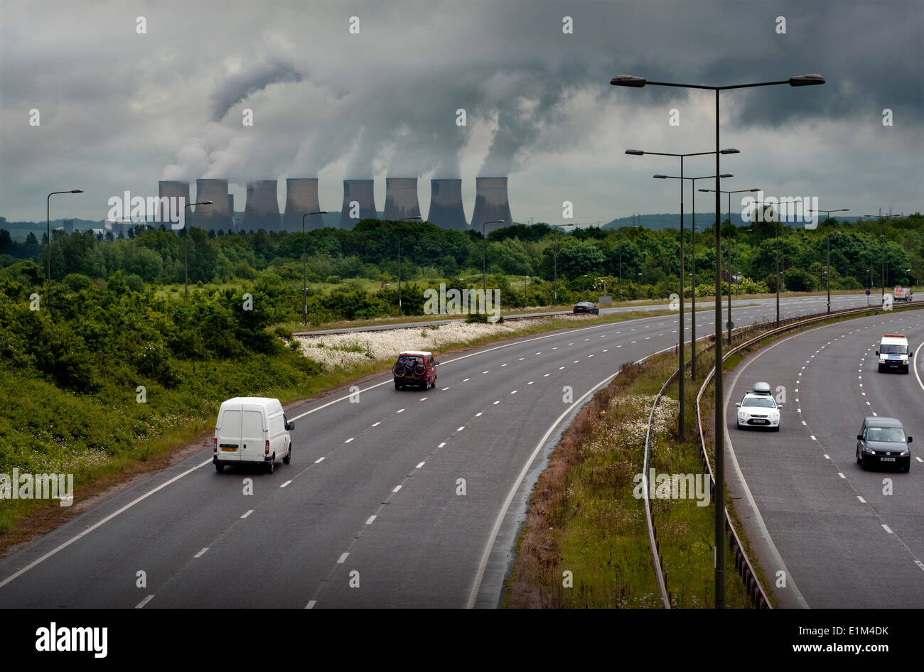 Ratcliffe-su-Soar Power station, Nottingham, Inghilterra,UK visto da una strada 50. Giugno 2014 Foto Stock