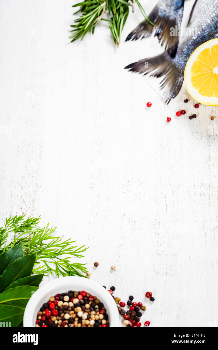 Dorado fresco il pesce e le verdure su tavola di legno - cibo e bevande Foto Stock