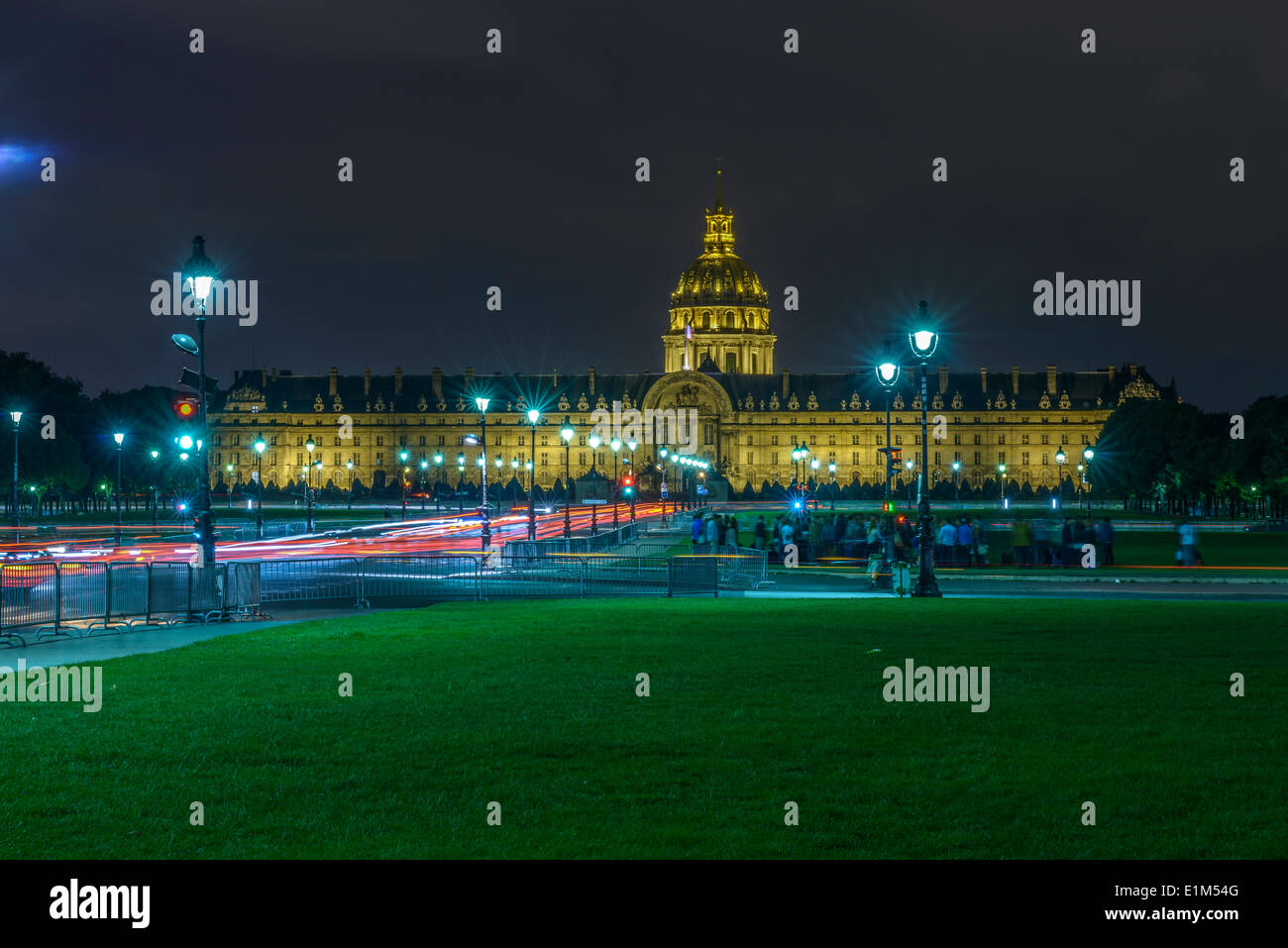 Una lunga esposizione dei percorsi di traffico che passa di fronte a Les Invalides a notte a Parigi, Francia Foto Stock