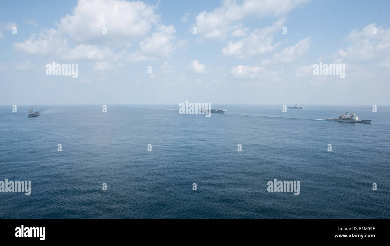 Il missile cruiser USS Gettysburg (CG 64), destra, vele davanti alla Marina Militare Italiana portaerei sua Cavour (CVH 550) Foto Stock