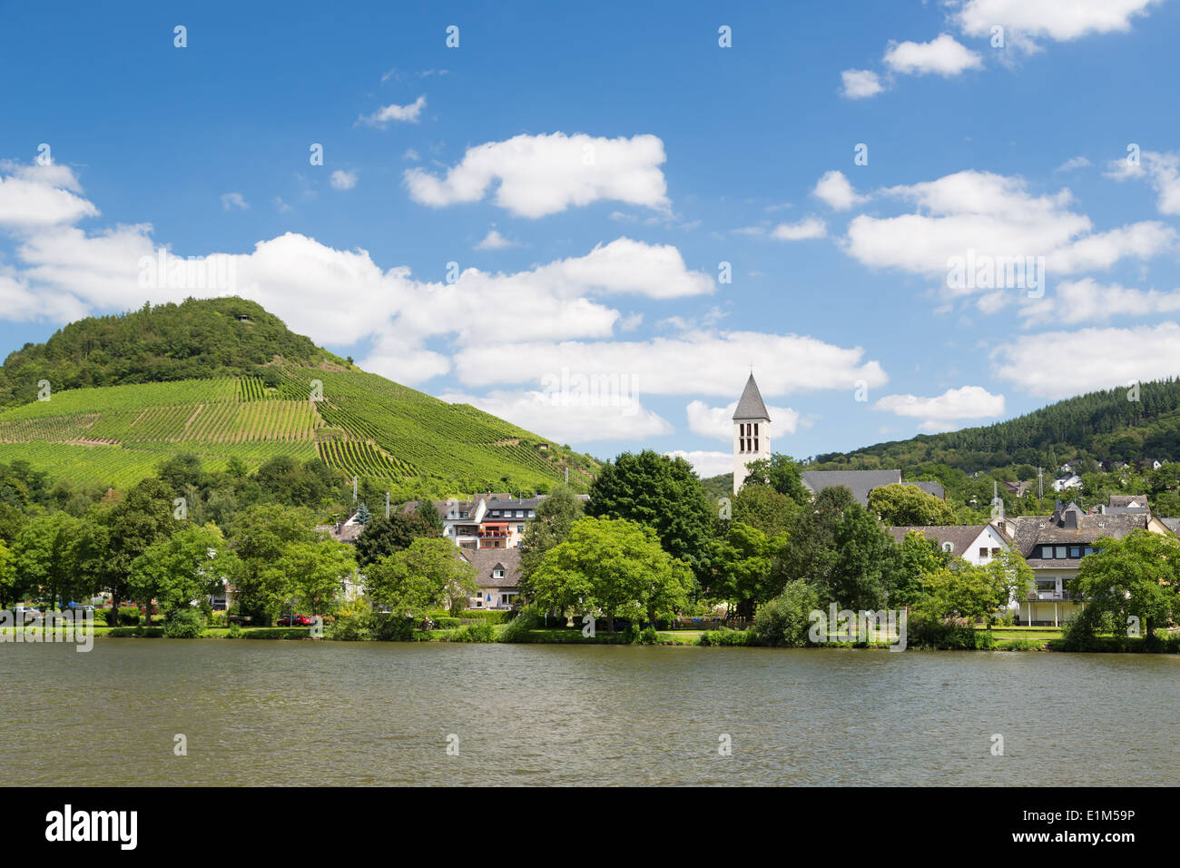 Piccola città Bullay lungo il fiume Mosella in Germania Foto Stock