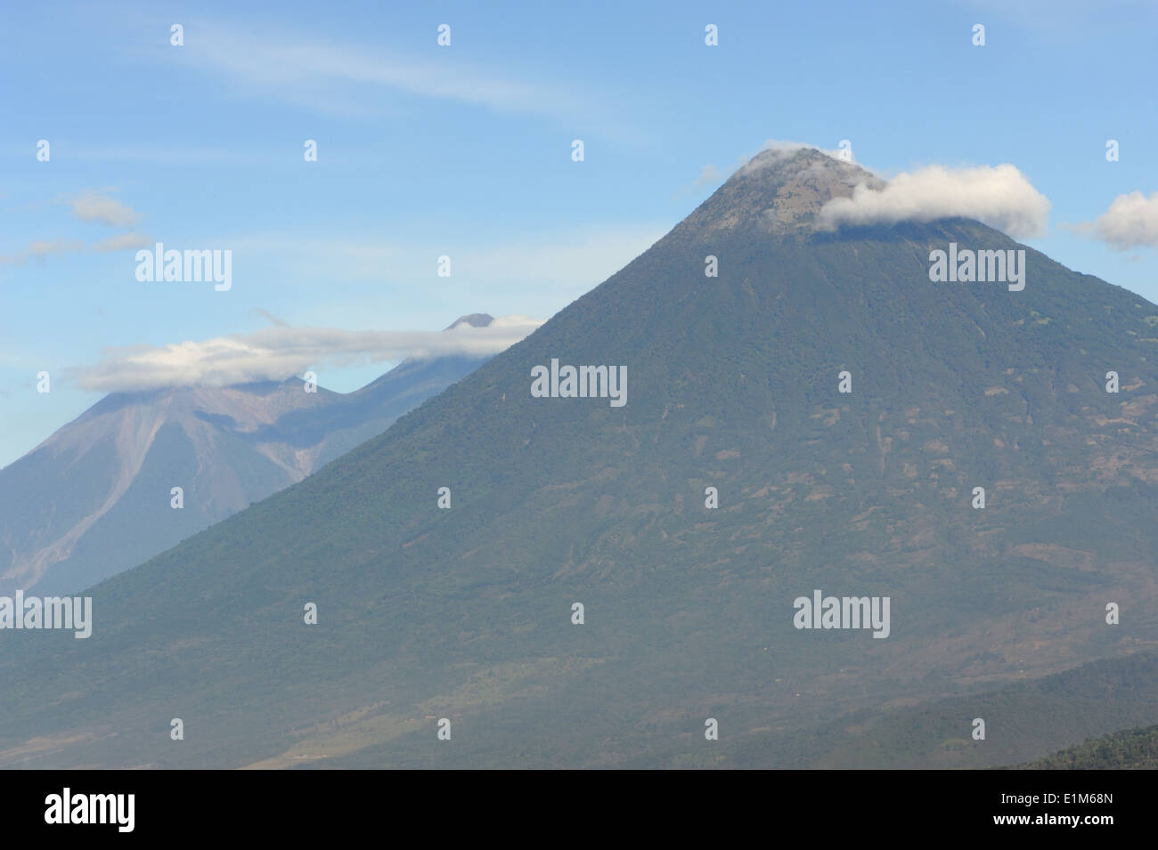 Vista dal Mirador Majahue sulle pendici del Volcan de Pacaya. Volcan de Agua è nella parte anteriore. Foto Stock