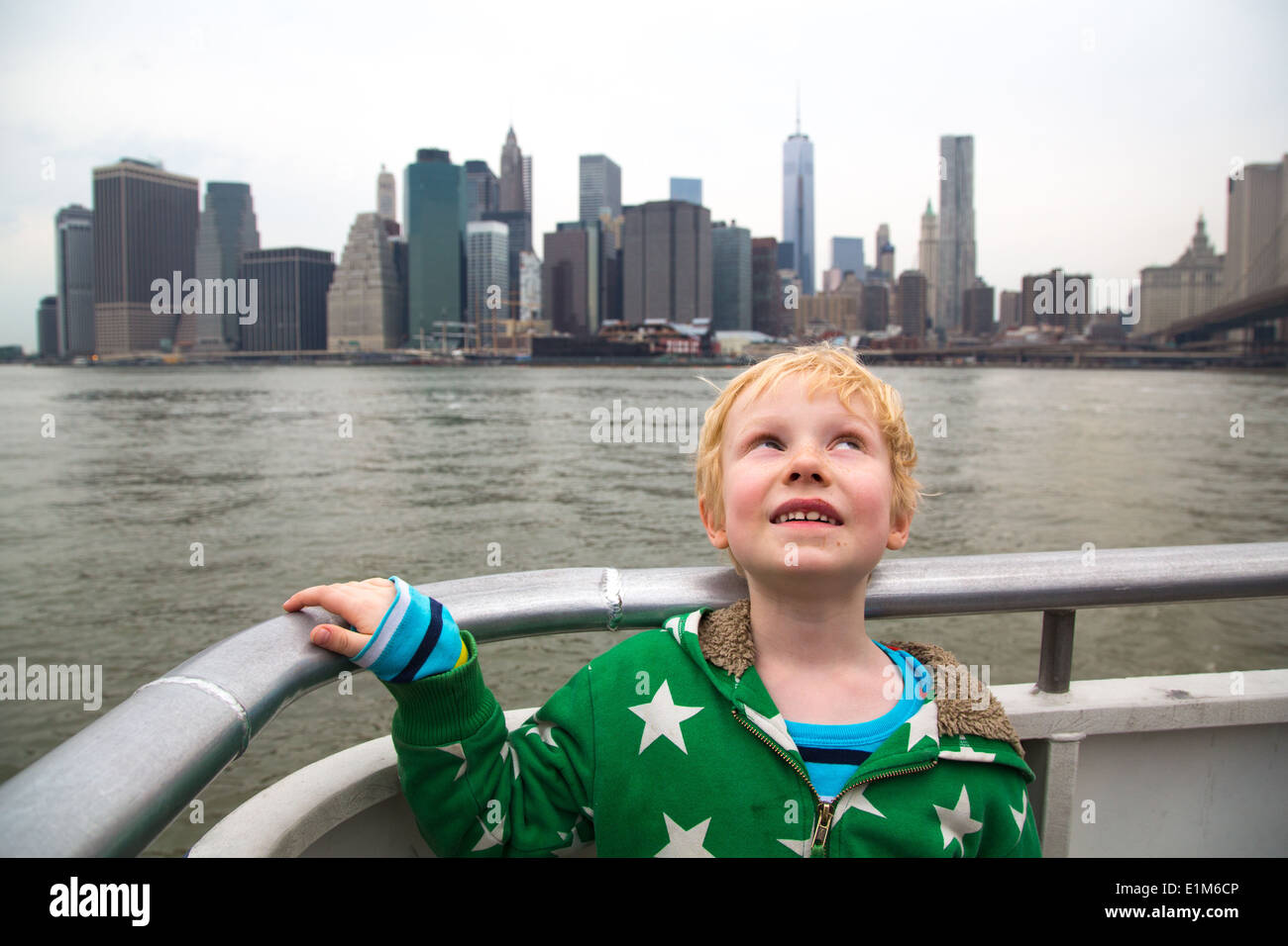 Un giovane ragazzo che viaggiano sull'East River Ferry, NYC Foto Stock
