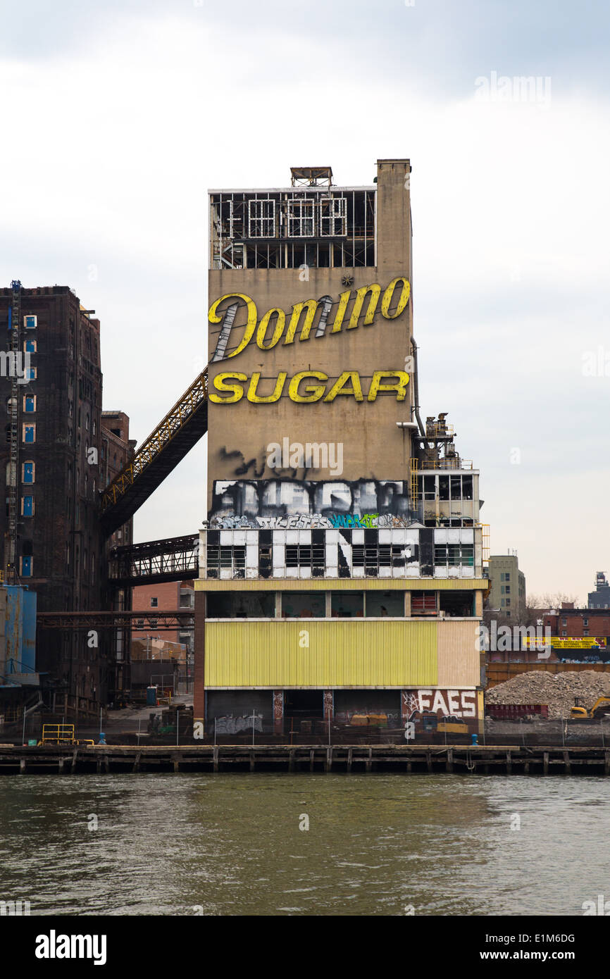 Domino fabbrica di zucchero visto dall'East River, NYC Foto Stock