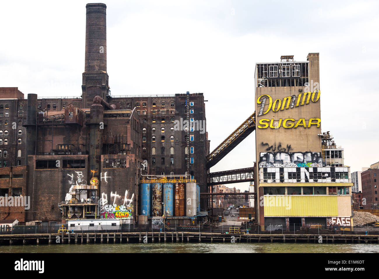 Domino fabbrica di zucchero visto dall'East River, NYC Foto Stock