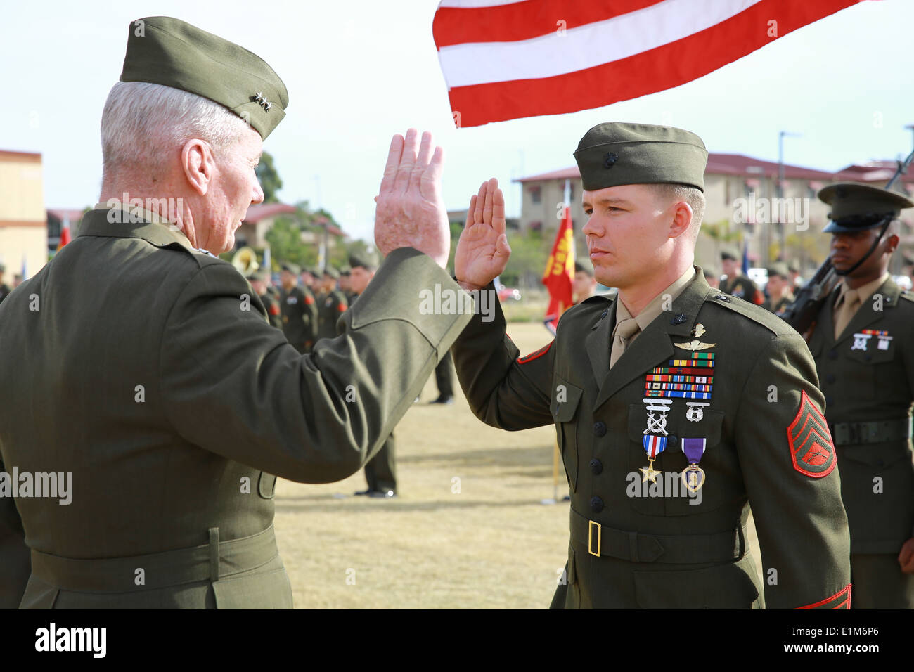 Stati Uniti Marine Corps Lt. Gen. John Toolan, a sinistra il comandante generale di I Marine Expeditionary Force, sovrintende la ri-enlistmen Foto Stock