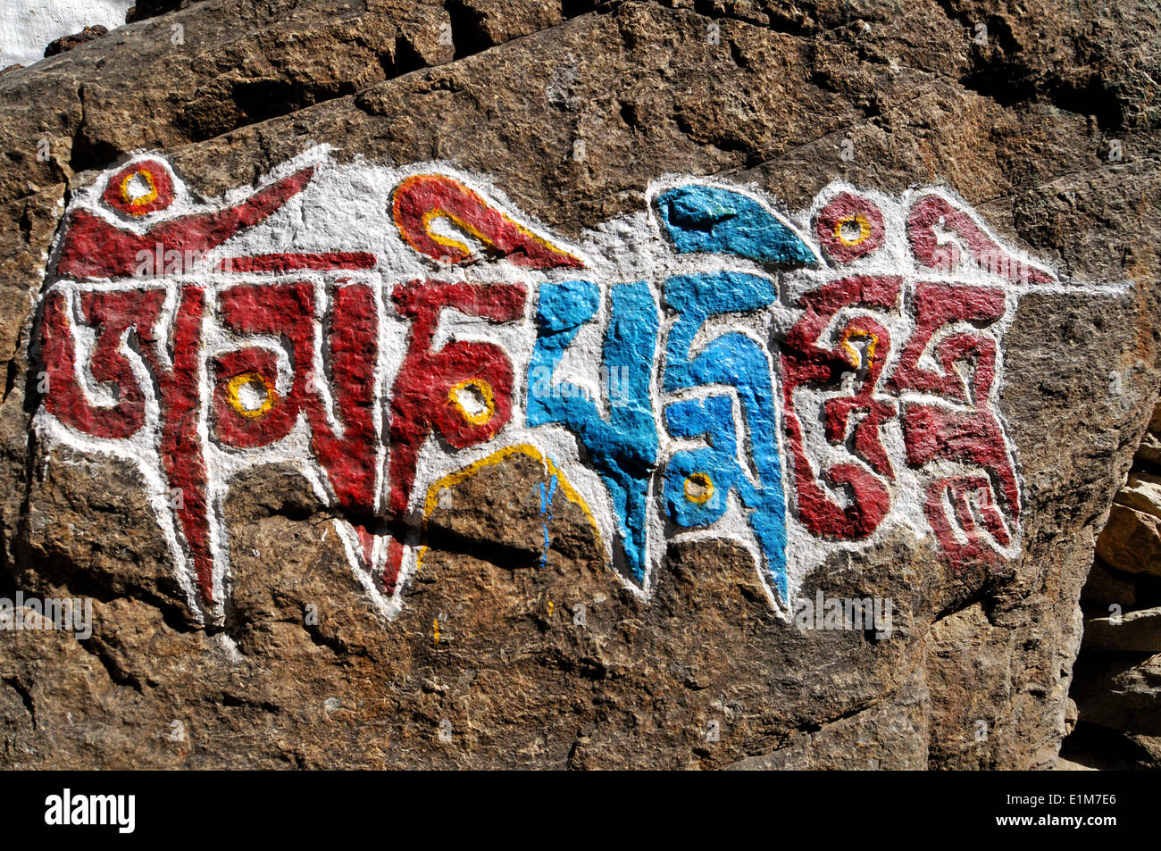 Om Mani PadmŽ Houng mantra tibetano su una roccia Foto Stock