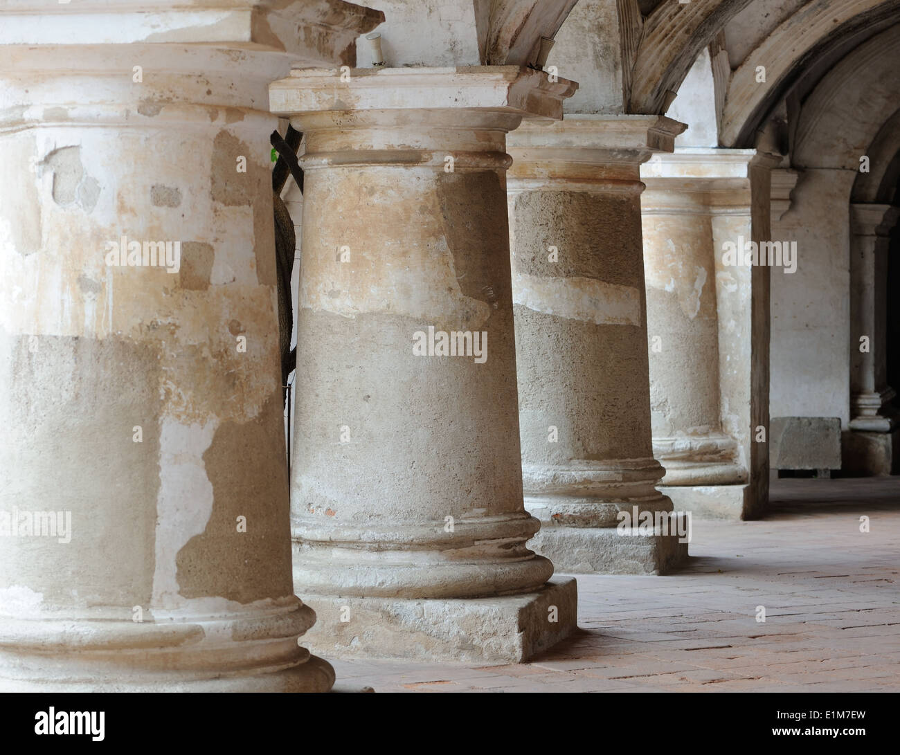Un colonnato di stout, a prova di terremoto pilastri nel deserto di Las Capuchinas convento. Antigua Guatemala, Repubblica del Guatemala Foto Stock