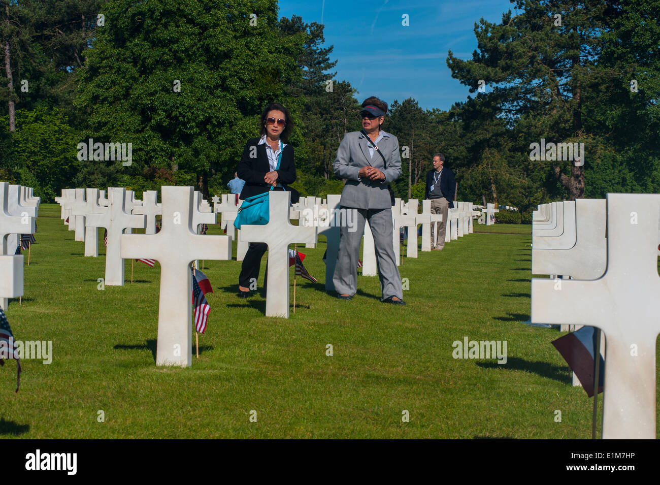 Colleville-sur-Mer, Normandia, Francia. 6 giugno, cimitero militare americano per l'anniversario del D-Day, i turisti che visitano il cimitero della seconda Guerra Mondiale, non dimenticano mai Foto Stock