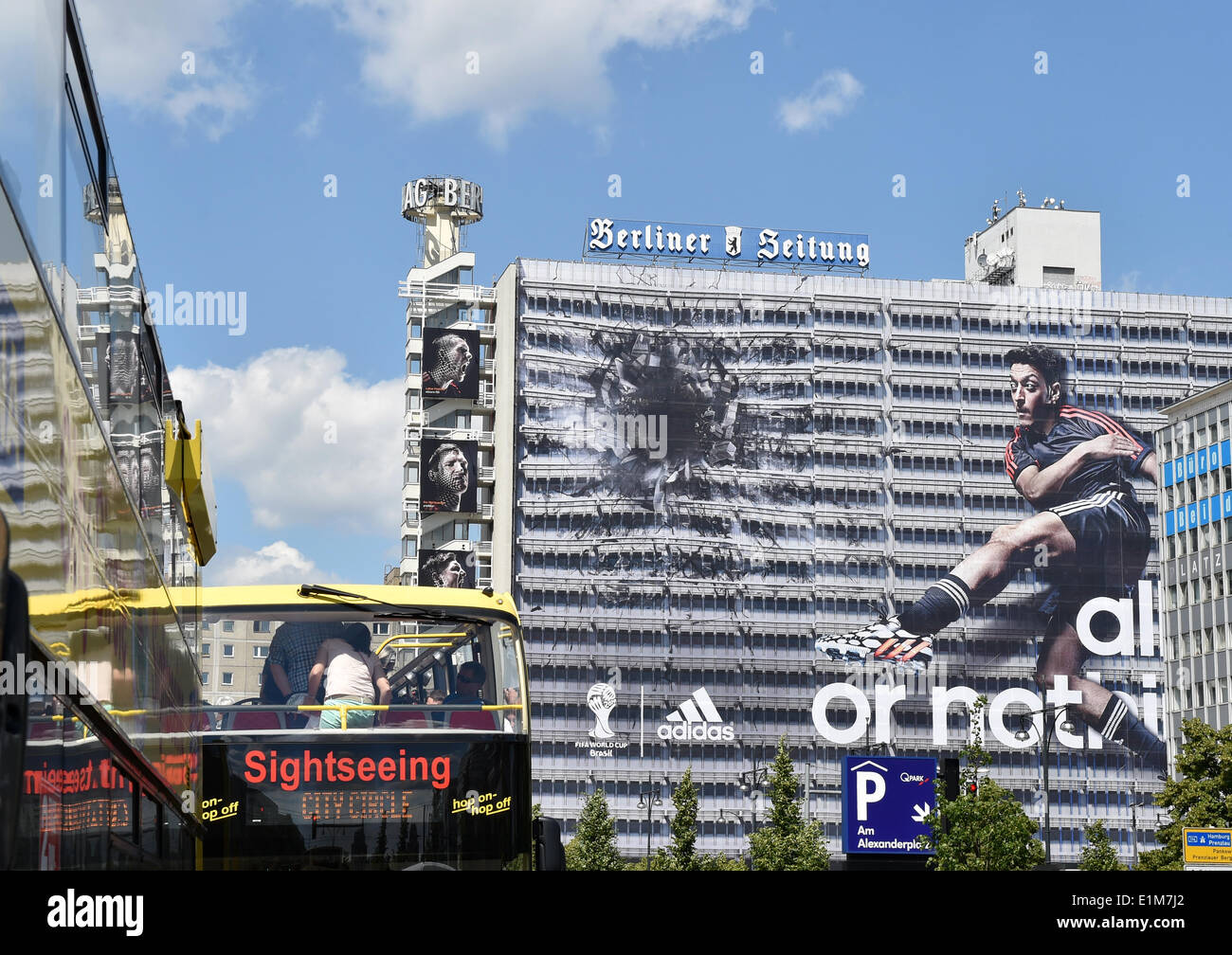 Berlino, Germania. Il 6 giugno, 2014. Giocatore di calcio Mesut Ozil è sulla facciata di un editore della costruzione presso Alexanderplatz di Berlino, Germania, 06 giugno 2014. Produttore di abbigliamento sportivo Adidas ha messo la pubblicità su tutta la facciata dell'edificio. Foto: Jens KALAENE/dpa/Alamy Live News Foto Stock