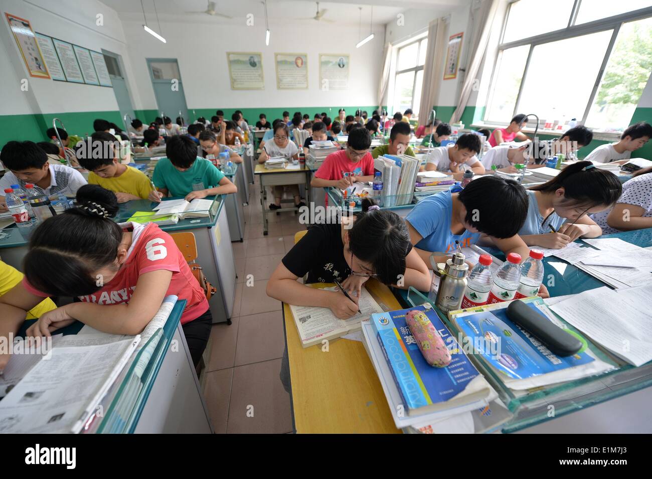 Xushui cinese nella provincia di Hebei. Il 6 giugno, 2014. Gli studenti a prepararsi per il prossimo collegio nazionale esame di ammissione o Gaokao in cinese, nella contea di Xushui, nel nord della Cina di nella provincia di Hebei, Giugno 6, 2014. L'esame, che si terrà questo fine settimana, avrà quasi 9,4 milioni di partecipanti in tutto il paese. © Zhu Xudong/Xinhua/Alamy Live News Foto Stock