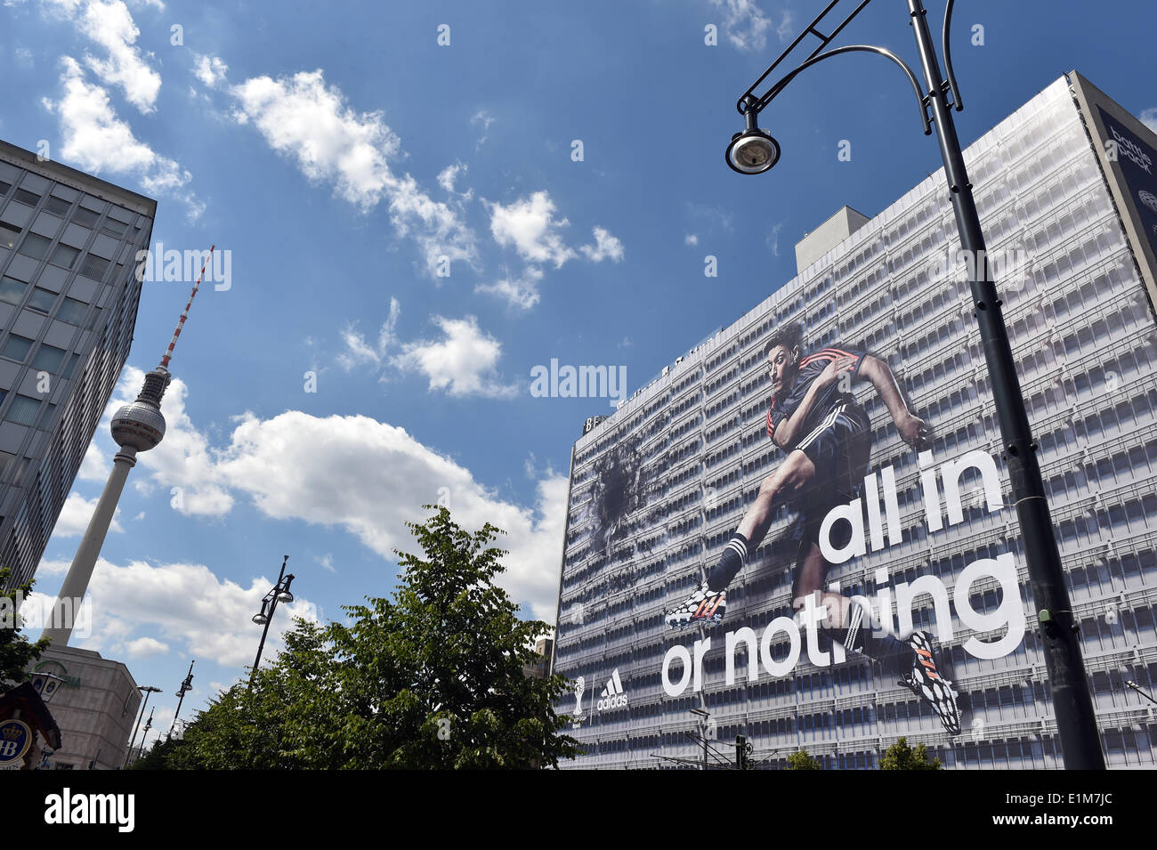 Berlino, Germania. Il 6 giugno, 2014. Giocatore di calcio Mesut Ozil è sulla facciata di un editore della costruzione presso Alexanderplatz di Berlino, Germania, 06 giugno 2014. Produttore di abbigliamento sportivo Adidas ha messo la pubblicità su tutta la facciata dell'edificio. Foto: Jens KALAENE/dpa/Alamy Live News Foto Stock