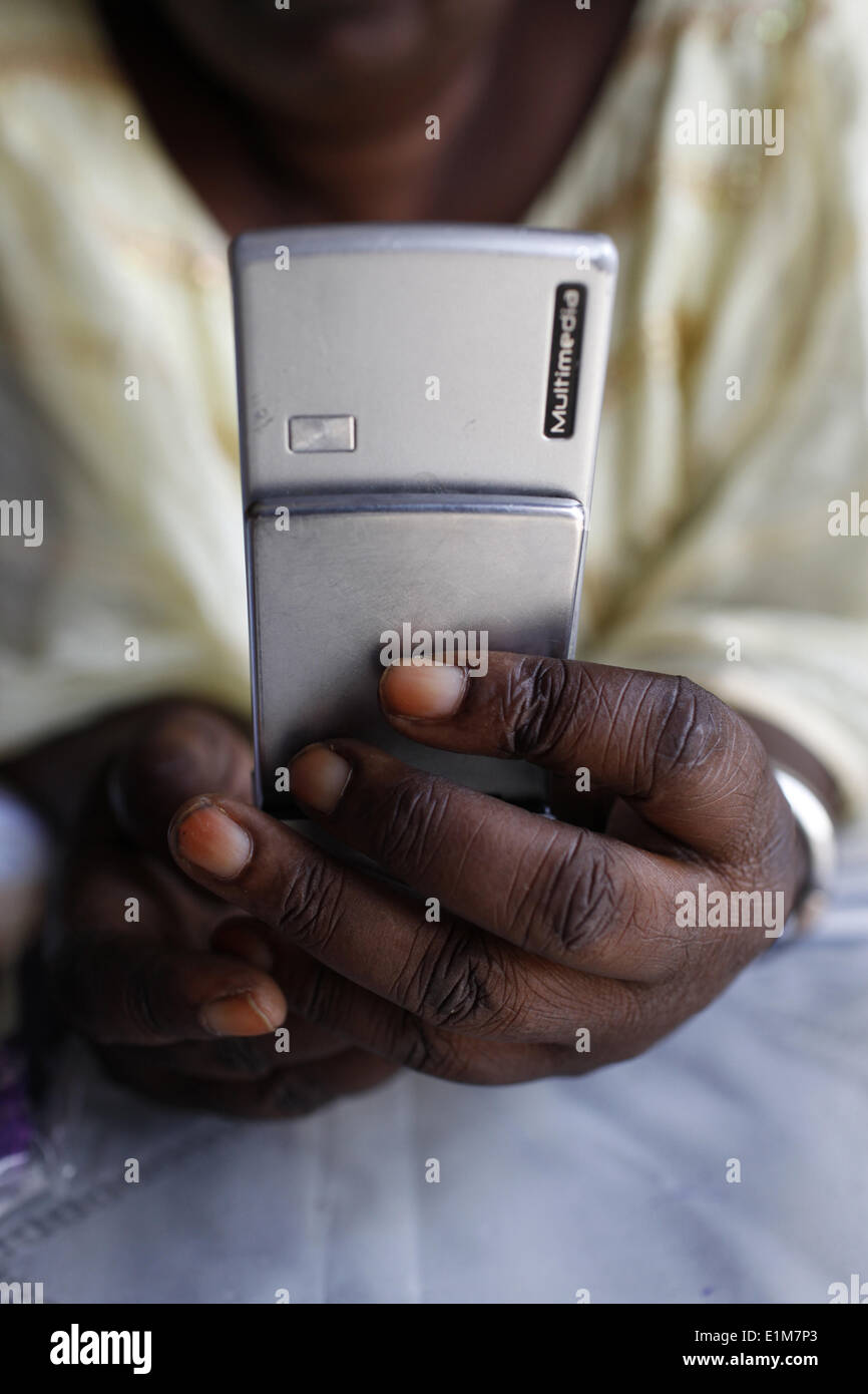 La donna senegalese utilizzando un telefono cellulare Foto Stock