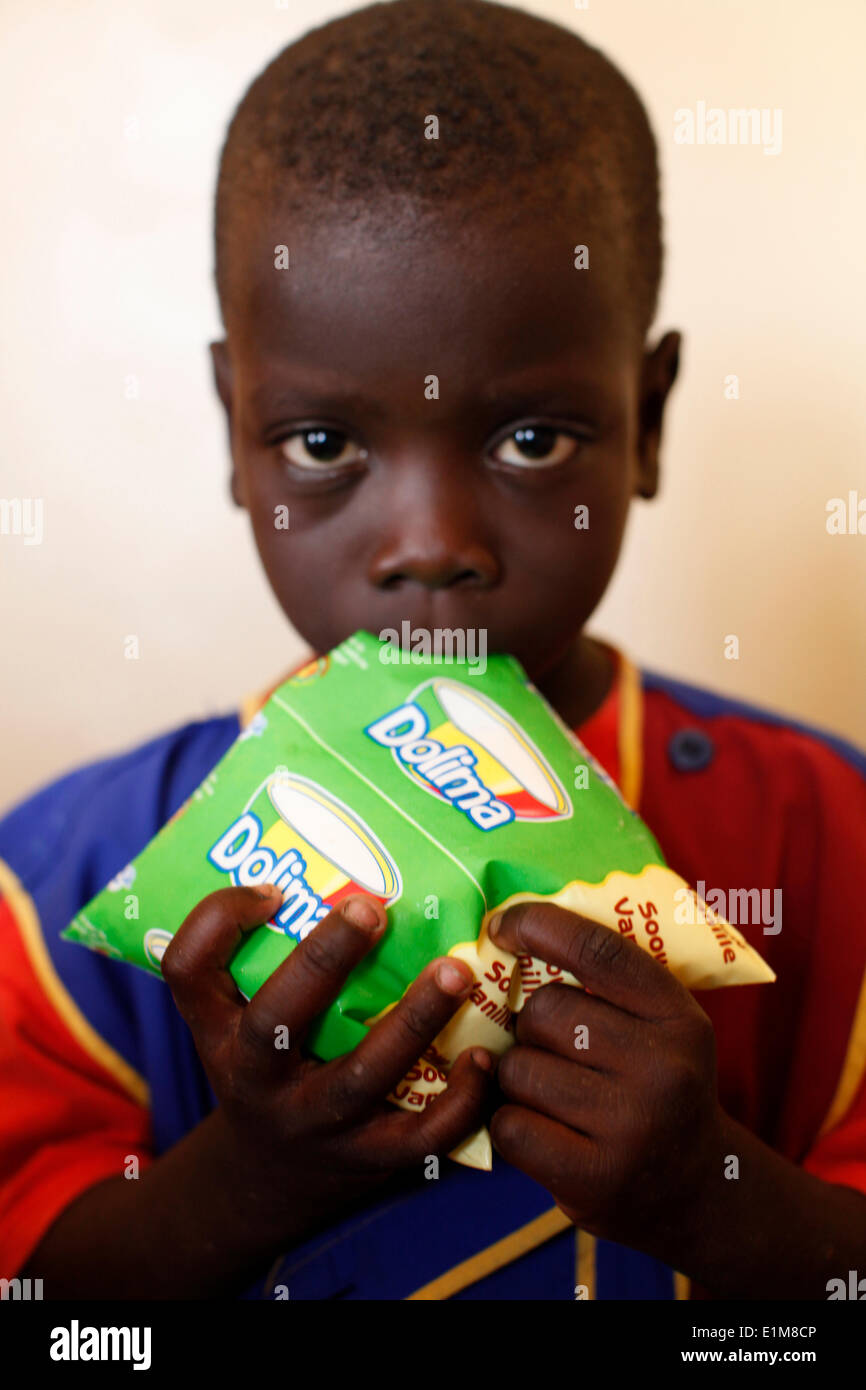 Ragazzo senegalese di bere yogurt fatto da La caseificio du Berger, un social business Foto Stock