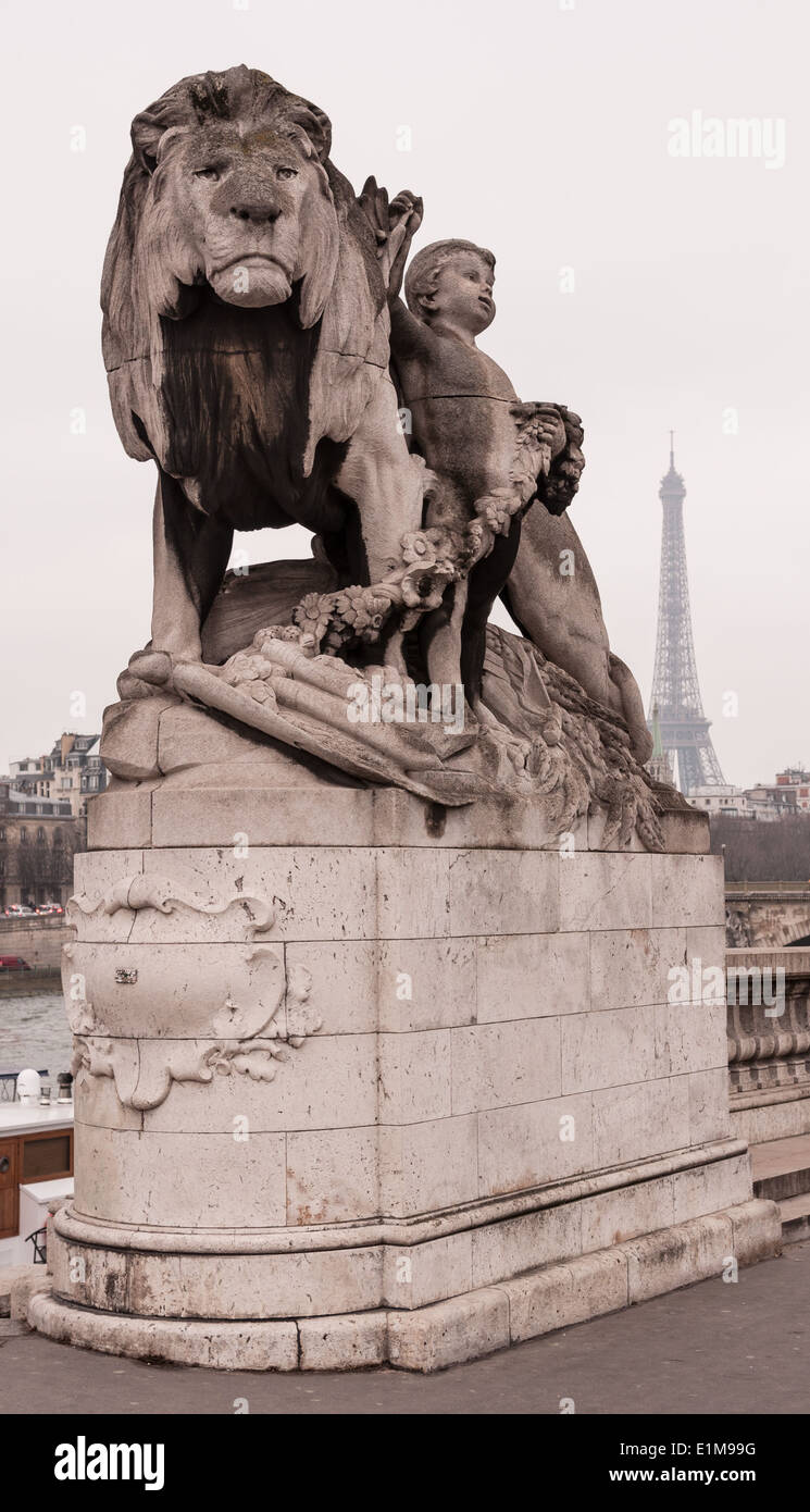 Una statua di un ragazzo e lion sul Pont Alexandre III Foto Stock