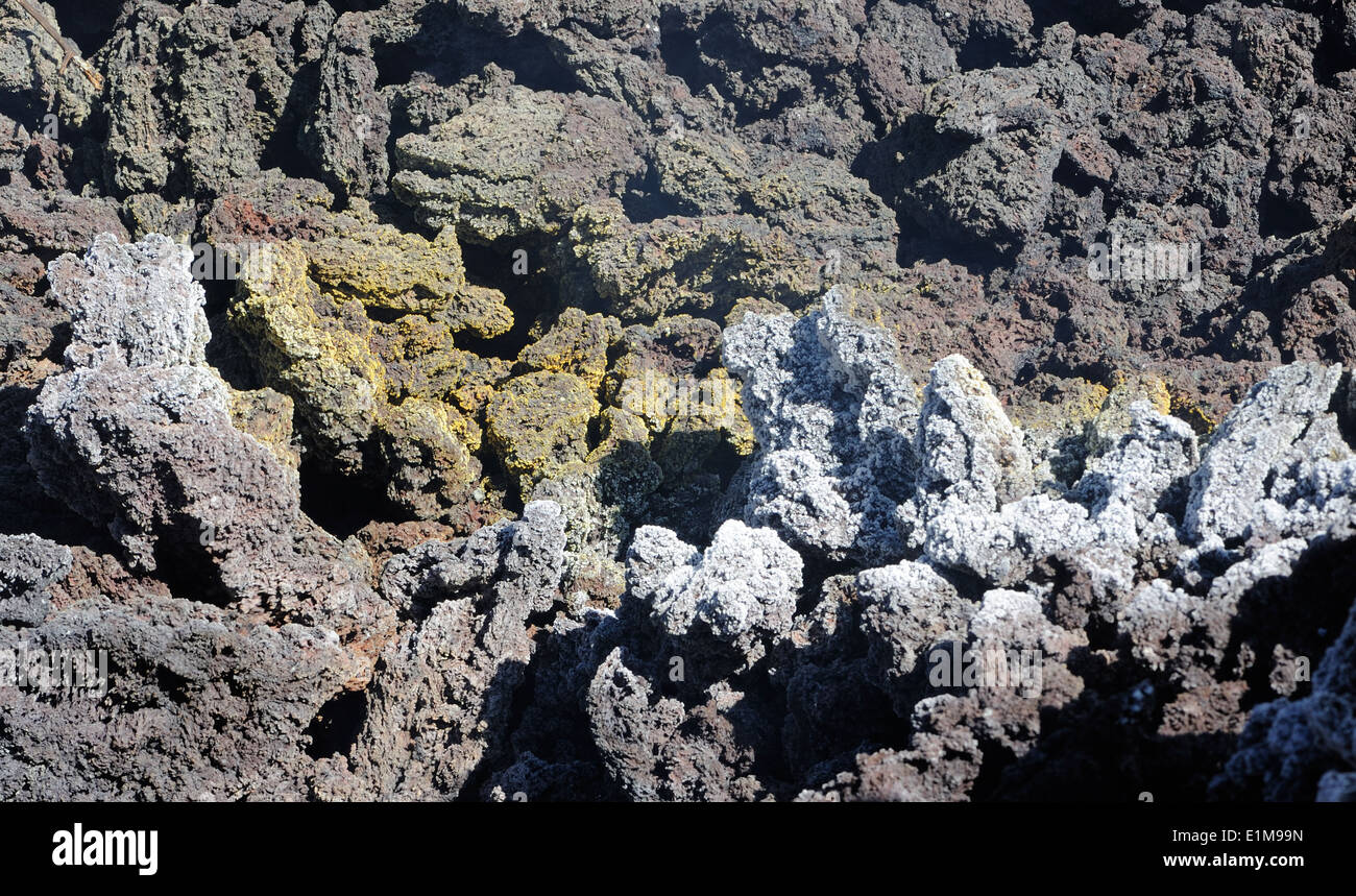Minerali colorate depositato su di lava da una bocca di sfiato sulle pendici del Volcan de Pacaya. San Vicente Pacaya. Repubblica del Guatemala. Foto Stock