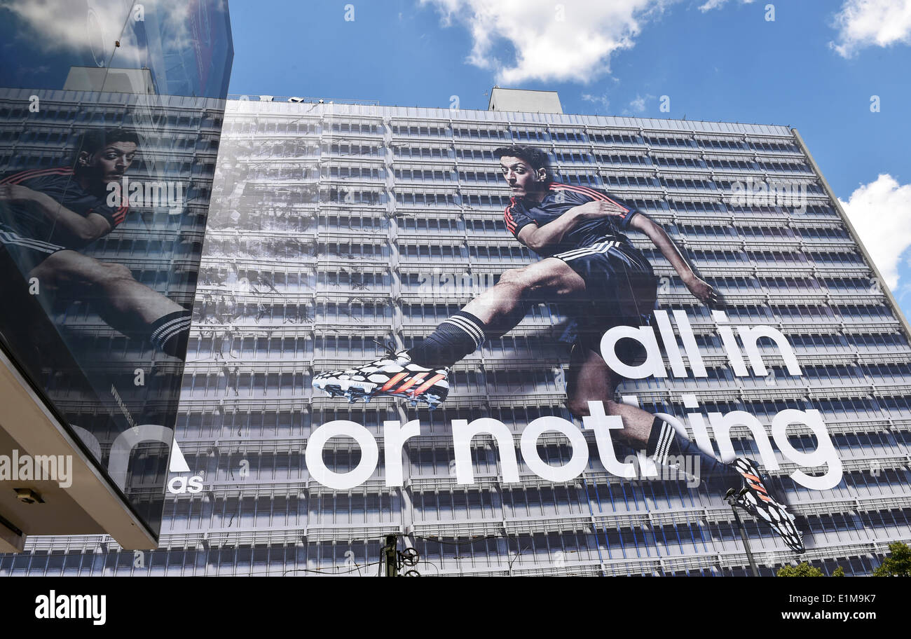 Berlino, Germania. Il 6 giugno, 2014. Giocatore di calcio Mesut Ozil è sulla facciata di un editore della costruzione presso Alexanderplatz di Berlino, Germania, 06 giugno 2014. Produttore di abbigliamento sportivo Adidas ha messo la pubblicità su tutta la facciata dell'edificio. Foto: Jens KALAENE/dpa/Alamy Live News Foto Stock