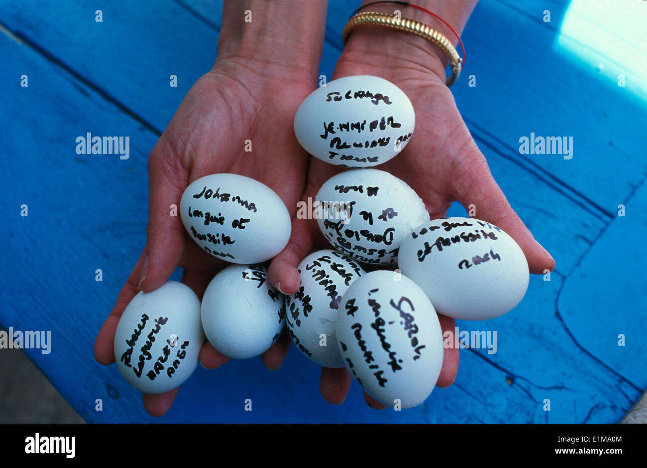 Ghriba pellegrinaggio ebraico : auguri scritto sulle uova che sarà collocata in una grotta sotto la sinagoga Foto Stock