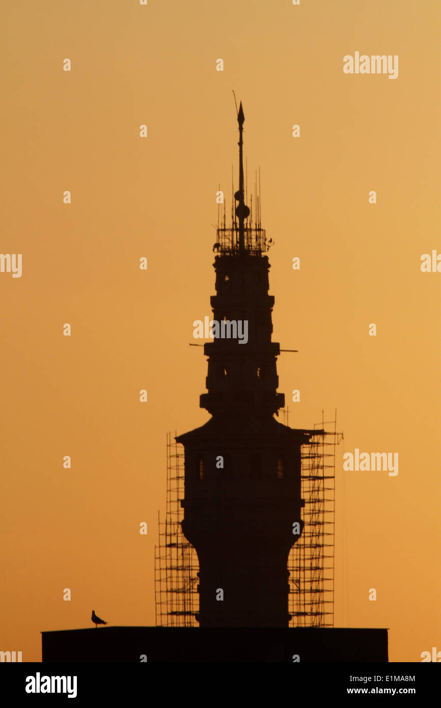 Minareto in costruzione al tramonto Foto Stock