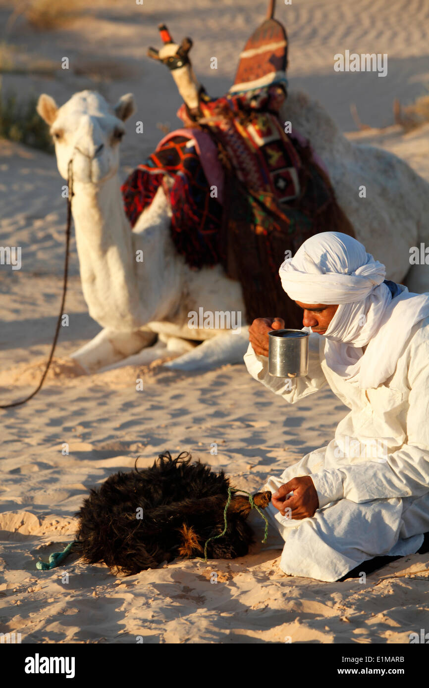Beduin acqua potabile nel deserto del Sahara Foto Stock