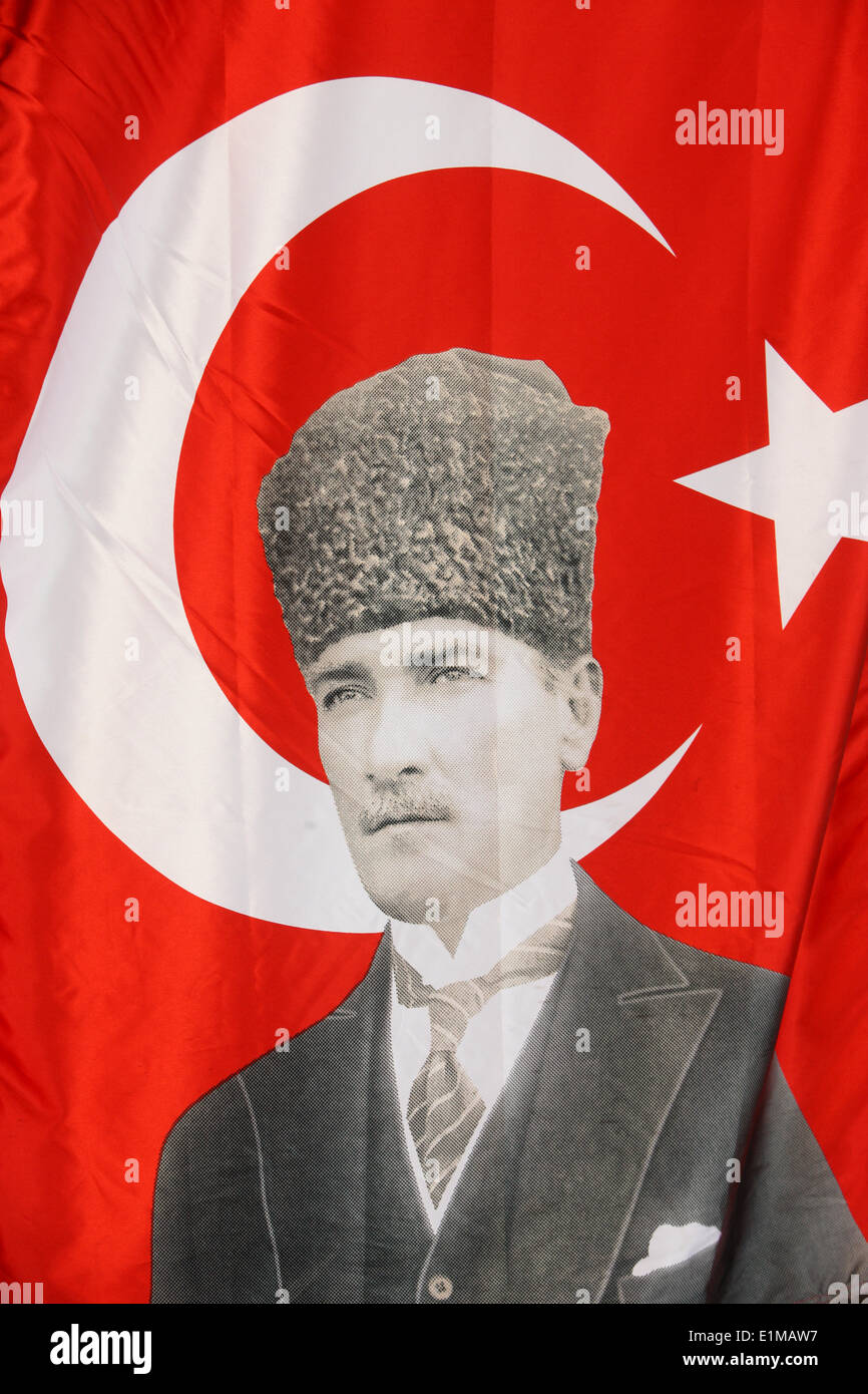 Bandiera turca con un ritratto di Ataturk. Foto Stock
