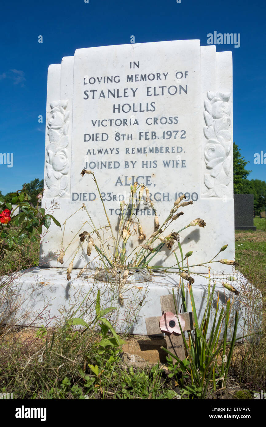 Tomba di Stanley Hollis (21st, Settembre - 8th, febbraio 1972) che ha l'unica distinzione di essere l'unico soldato insignito della Croce Vittoriano sul D-Day. Foto Stock