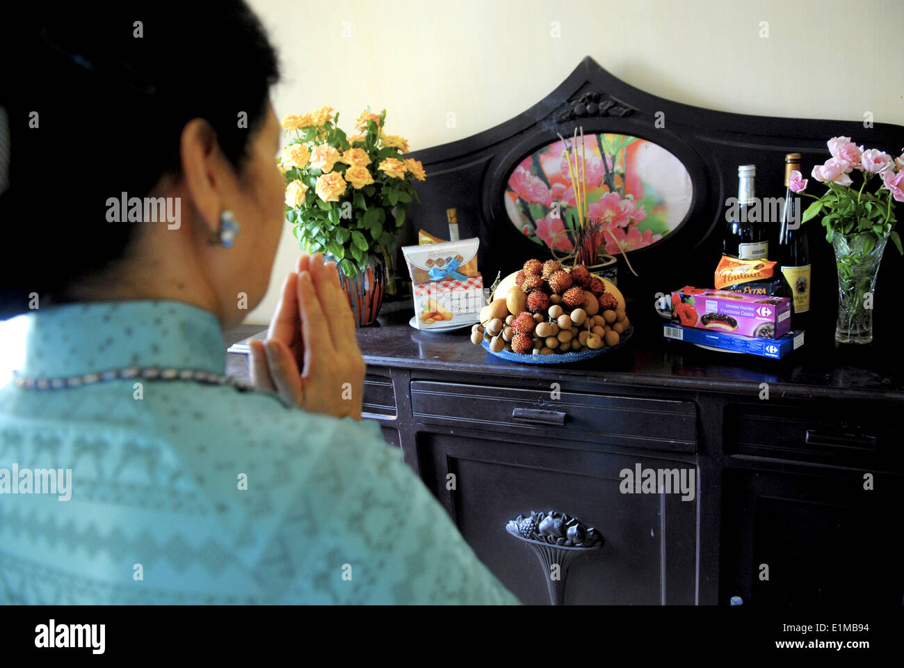 Il culto degli antenati in una casa di Hanoi Foto Stock