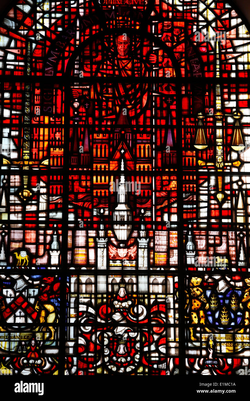 St Mary le Bow chiesa, città di Londra. Il vetro macchiato disegnato da John Hayward : San Paolo, patrono della città di Londra Foto Stock