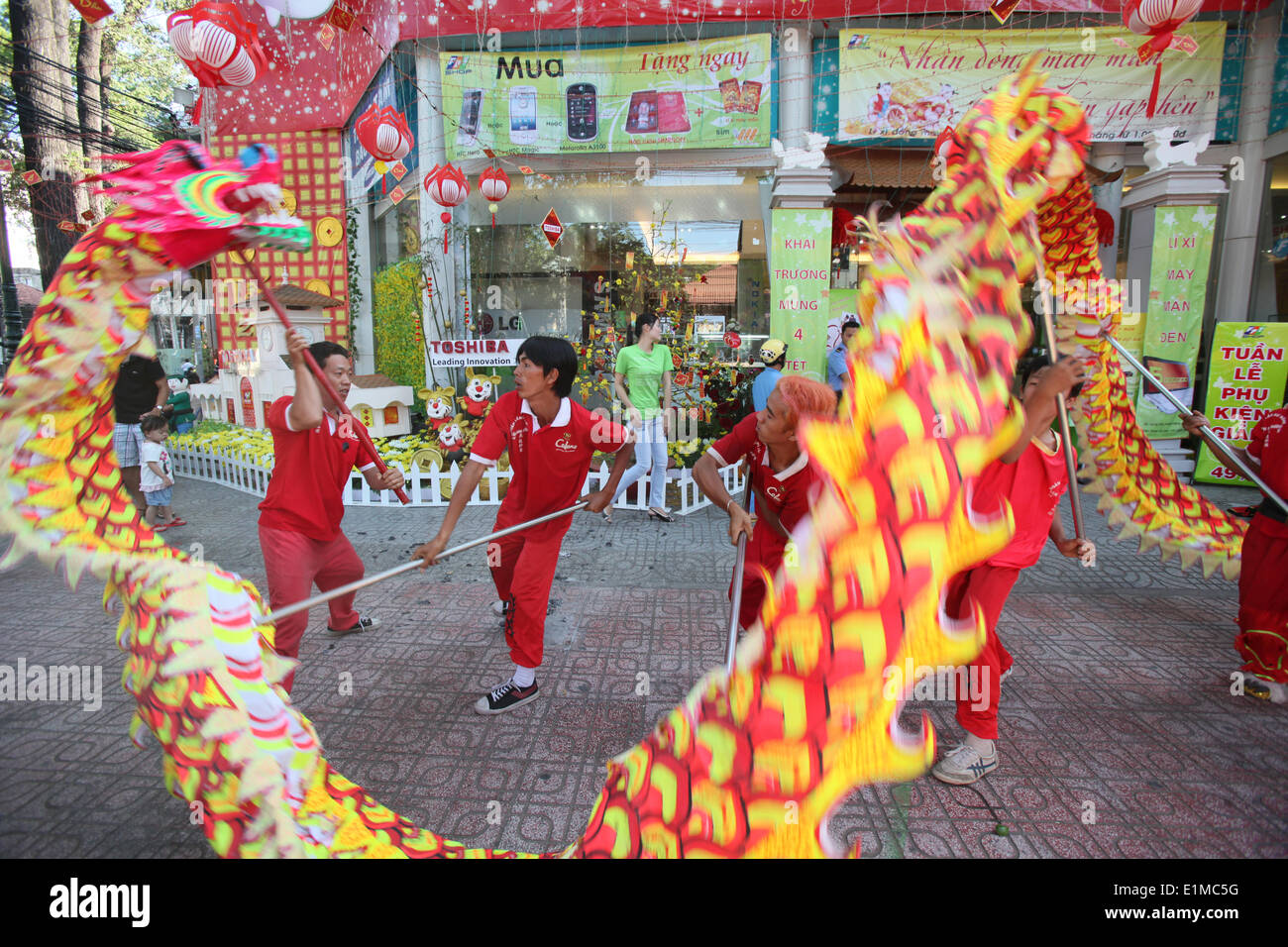 Anno Nuovo Cinese. Dragon Dance esecutori. Foto Stock