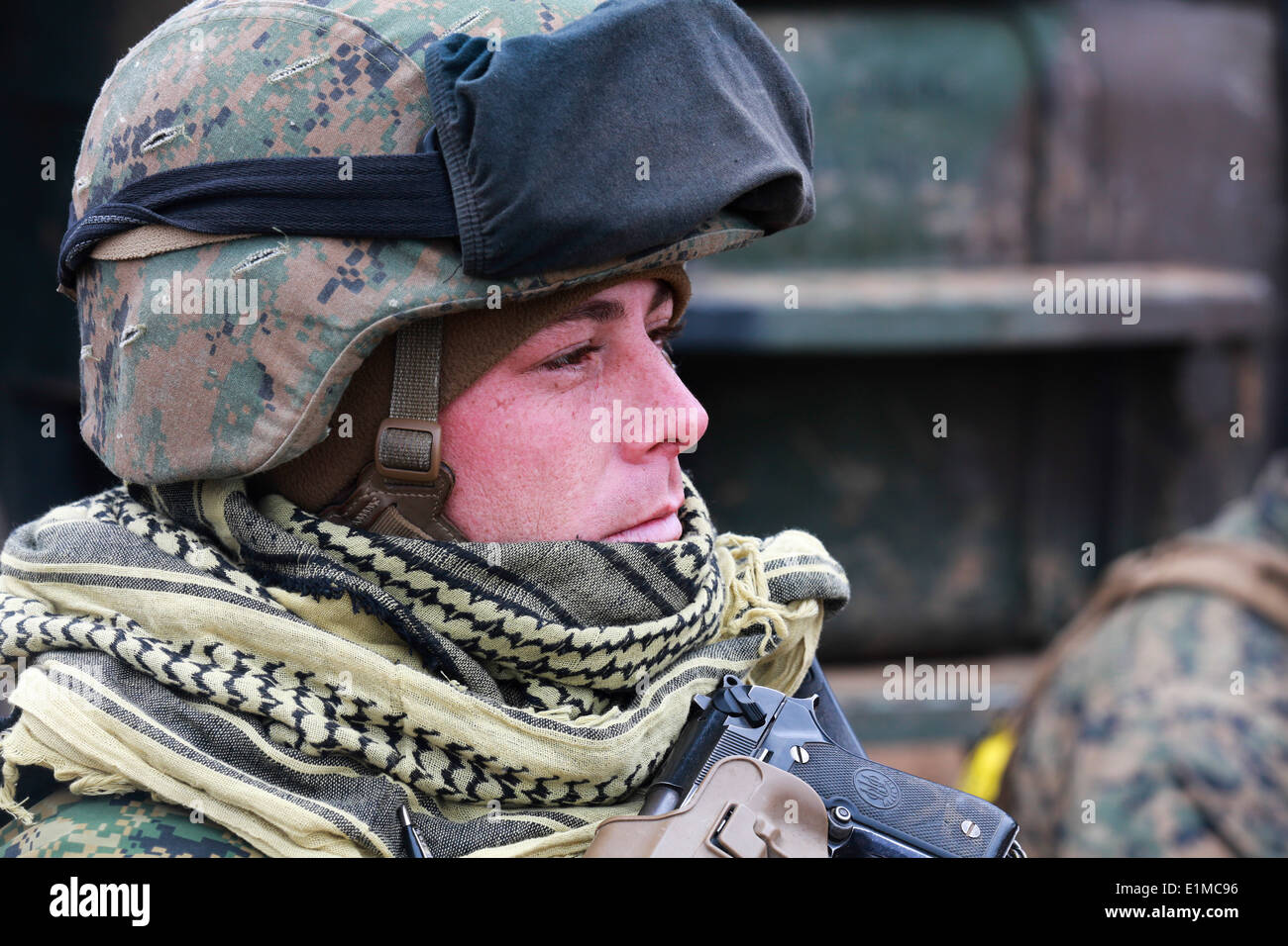 Stati Uniti Marine Corps Staff Sgt. Jerad L. Wilcox, un plotone sergente con Echo batteria, 2° Battaglione, xi reggimento Marine, observ Foto Stock