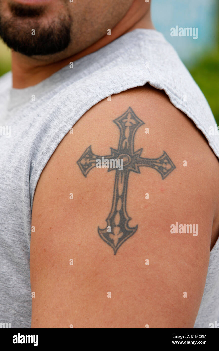 Cross tatoo immagini e fotografie stock ad alta risoluzione - Alamy
