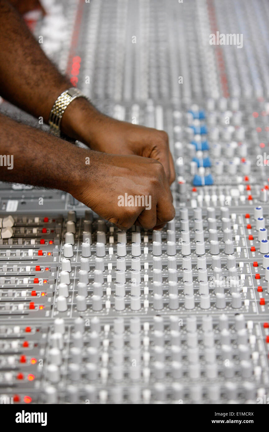Ingegnere del suono nella chiesa battista Foto Stock
